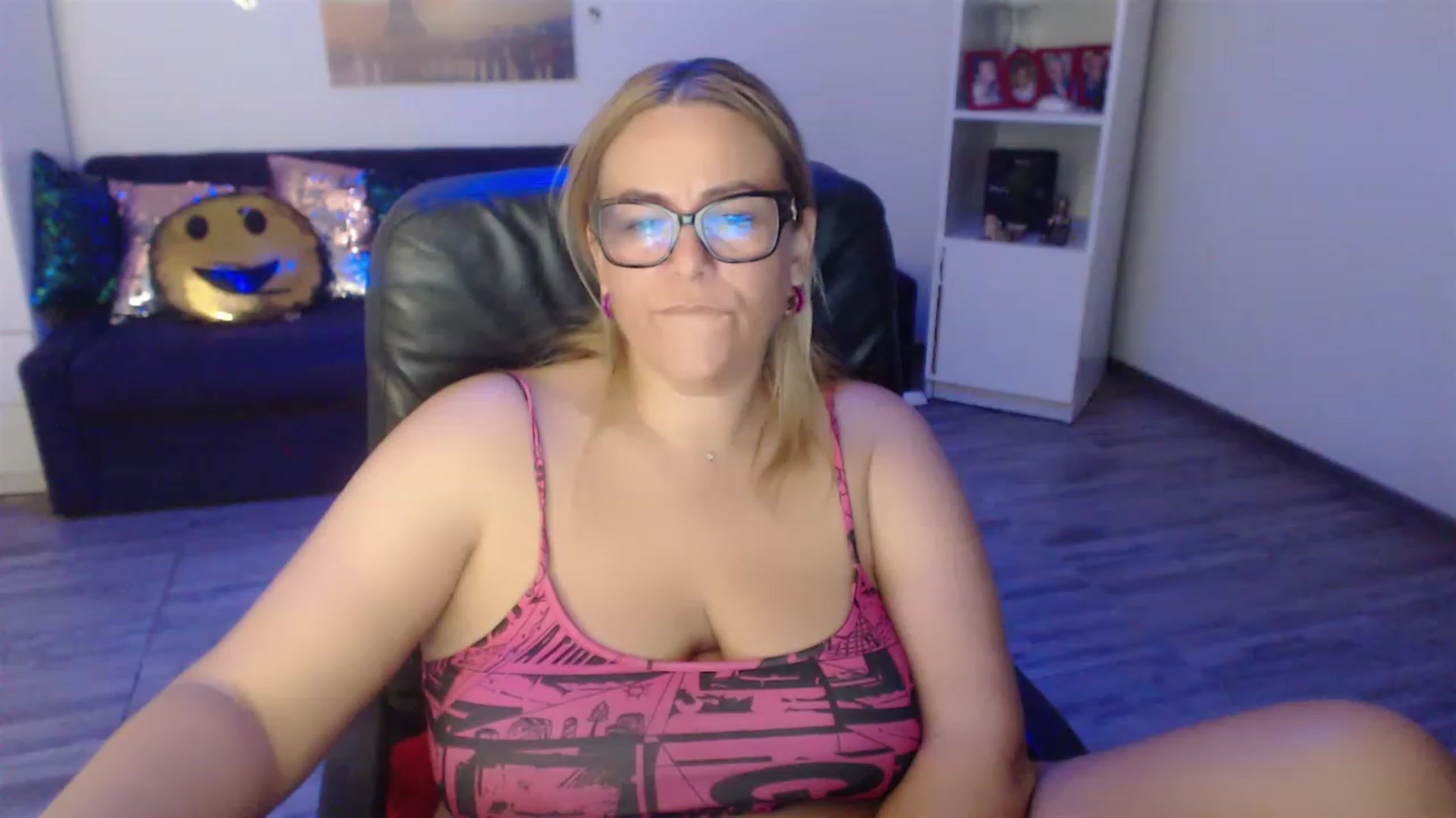 Gallery image thumbnail from A_baby_Boo's myfreecams stream on, 06/06/2023, 20:56 image 14 of 20