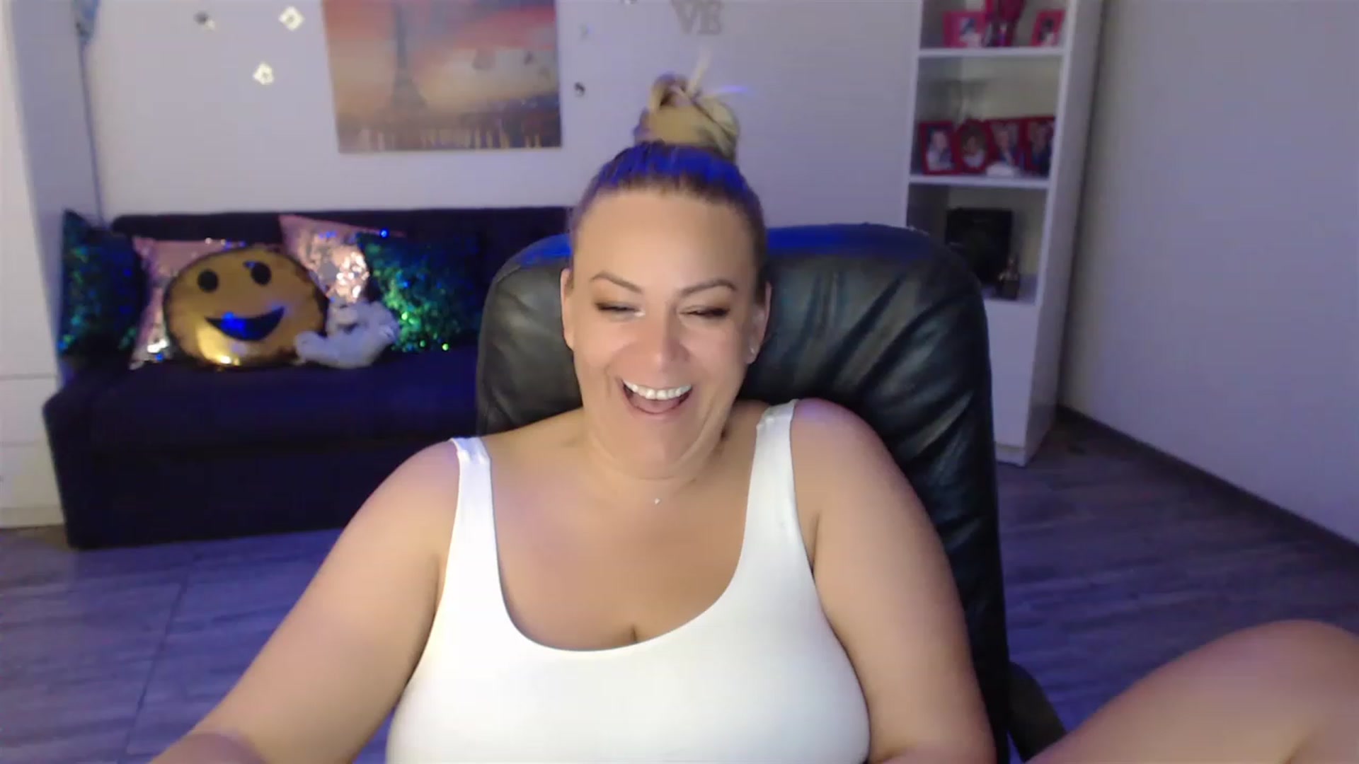 Gallery image thumbnail from A_baby_Boo's myfreecams stream on, 06/15/2023, 21:01 image 13 of 20
