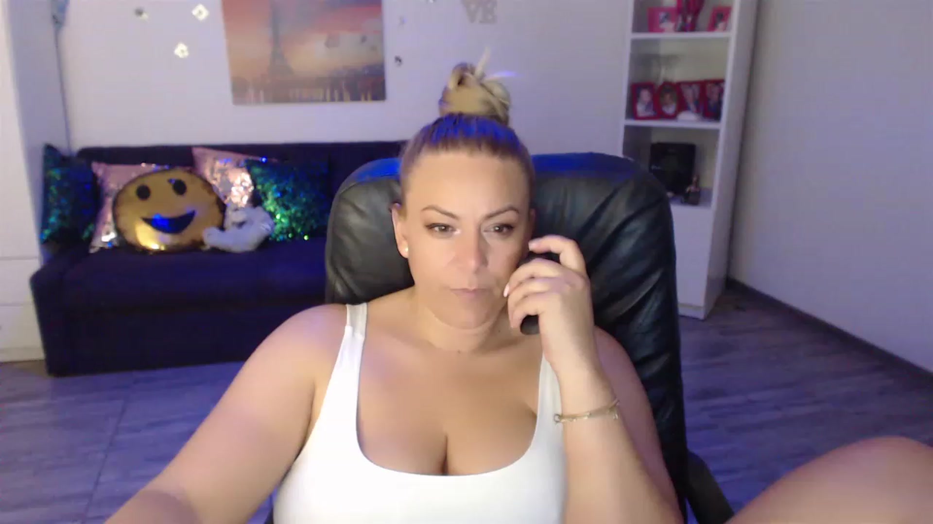 Gallery image thumbnail from A_baby_Boo's myfreecams stream on, 06/15/2023, 21:01 image 16 of 20