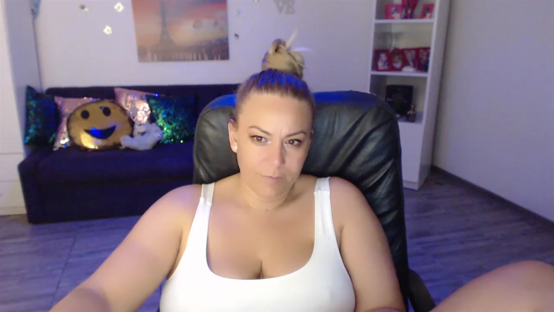 Gallery image thumbnail from A_baby_Boo's myfreecams stream on, 06/15/2023, 21:01 image 18 of 20