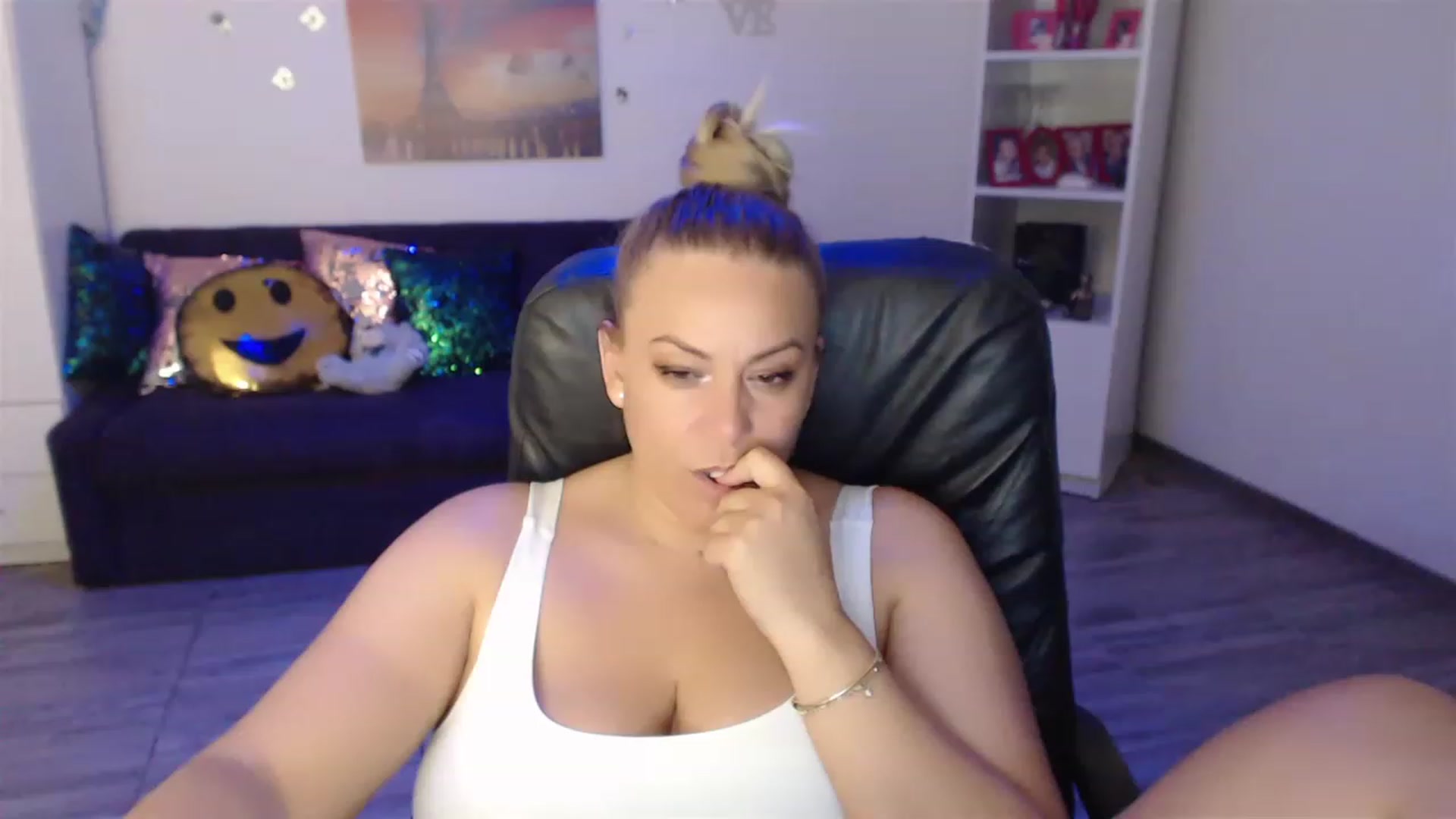 Gallery image thumbnail from A_baby_Boo's myfreecams stream on, 06/15/2023, 21:01 image 19 of 20