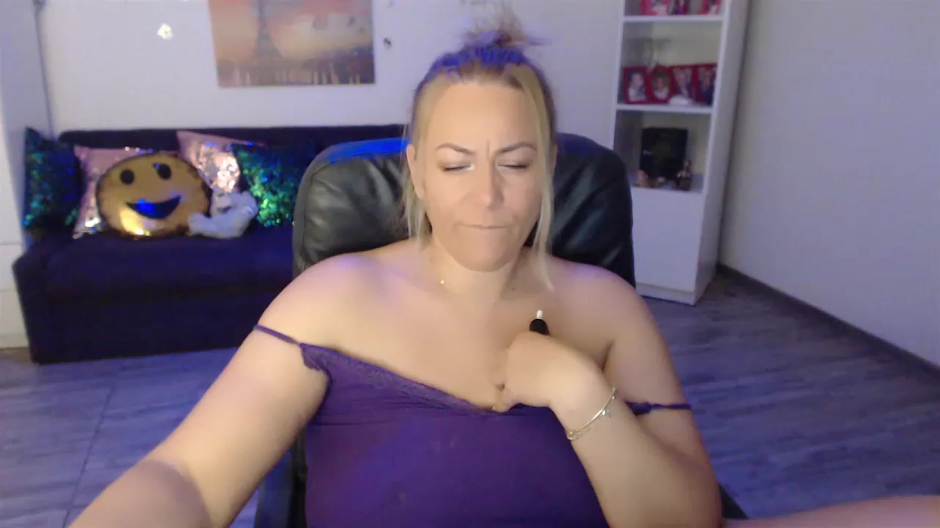 Gallery image thumbnail from A_baby_Boo's myfreecams stream on, 06/16/2023, 13:40 image 10 of 20