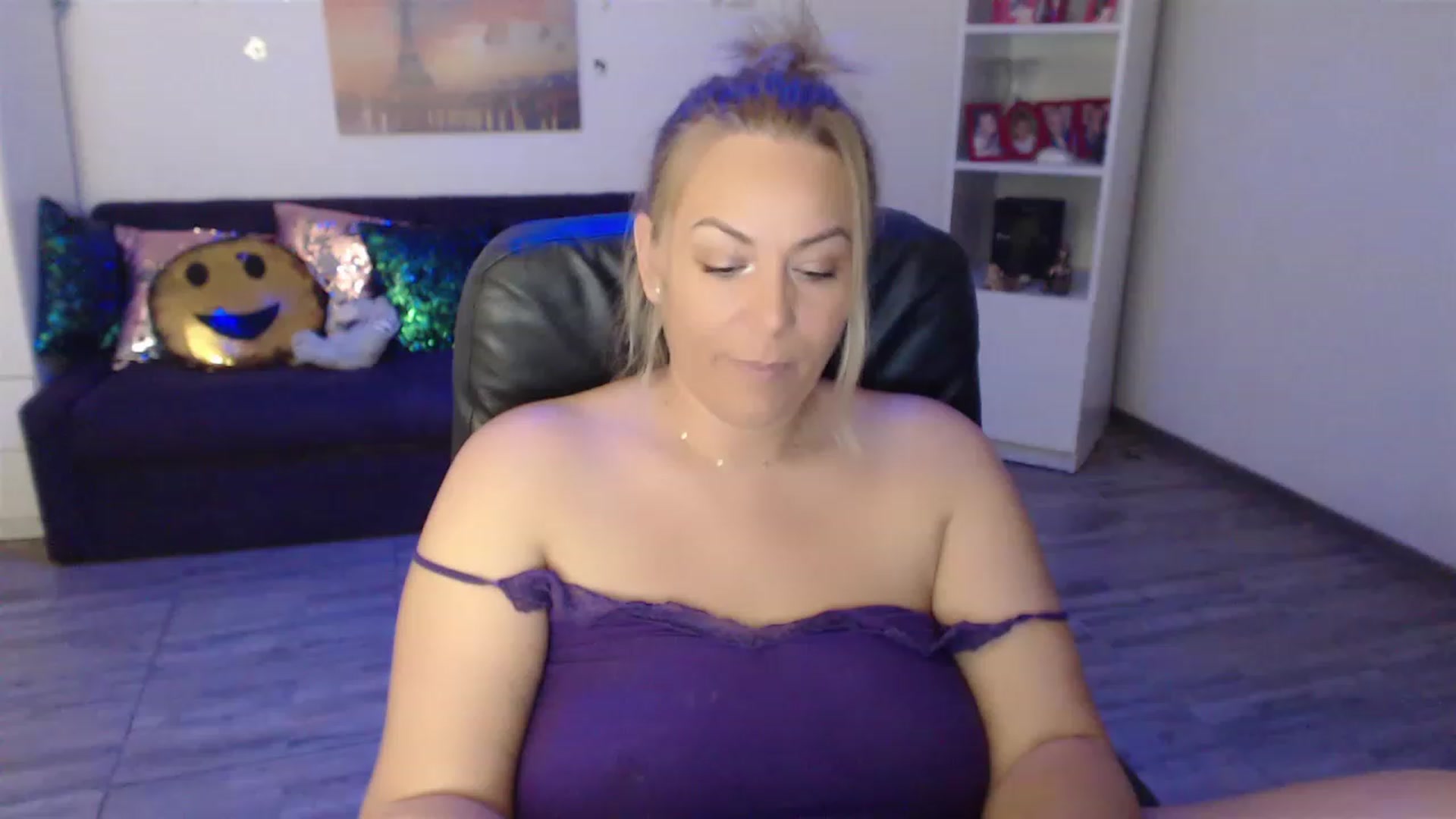 Gallery image thumbnail from A_baby_Boo's myfreecams stream on, 06/16/2023, 13:40 image 11 of 20