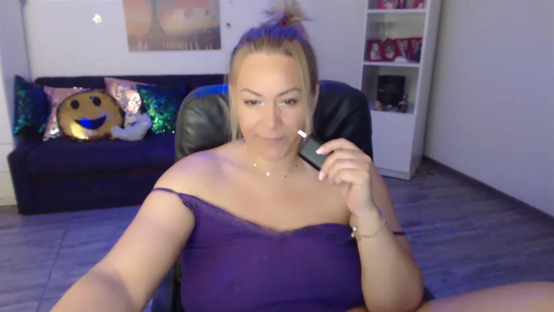 Gallery image thumbnail from A_baby_Boo's myfreecams stream on, 06/16/2023, 13:40 image 9 of 20