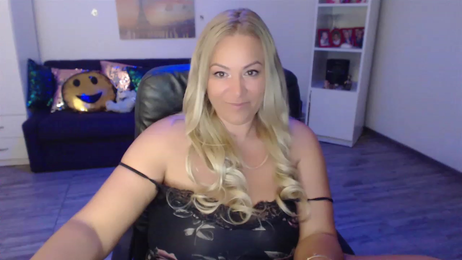 Gallery image thumbnail from A_baby_Boo's myfreecams stream on, 06/20/2023, 12:56 image 17 of 20