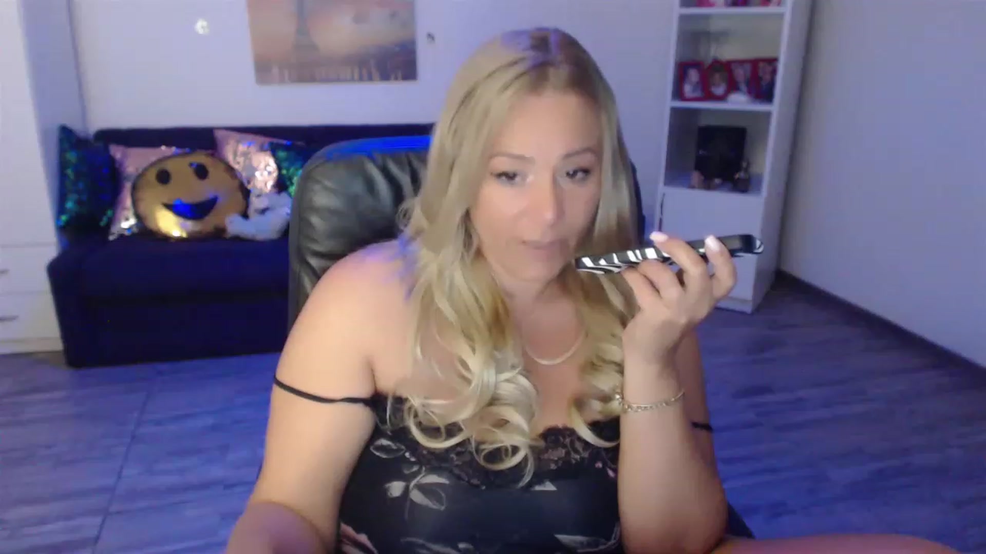 Gallery image thumbnail from A_baby_Boo's myfreecams stream on, 06/20/2023, 12:56 image 15 of 20