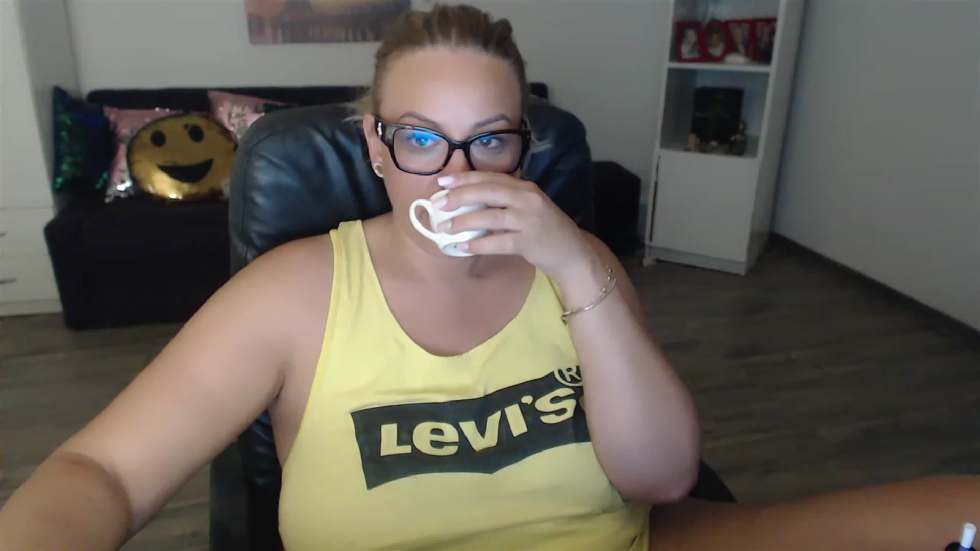 Gallery image thumbnail from A_baby_Boo's myfreecams stream on, 06/23/2023, 06:33 image 3 of 20