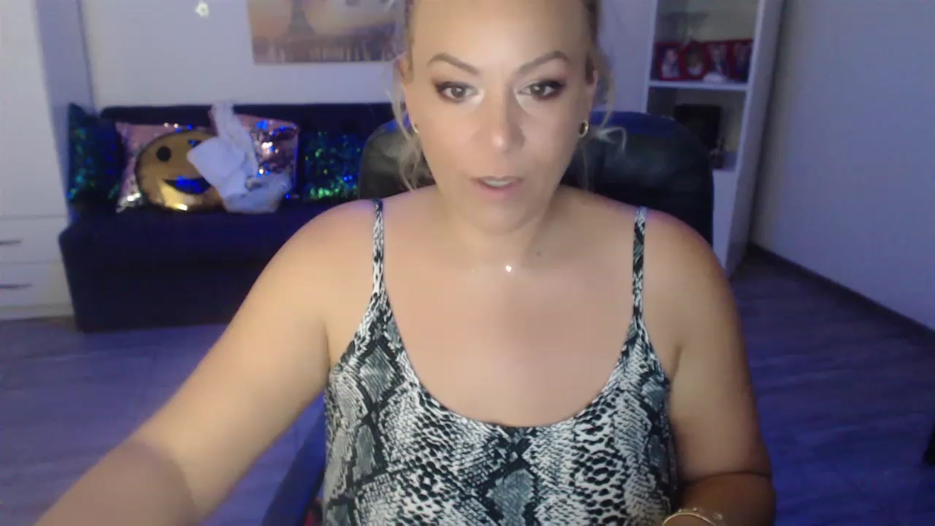 Gallery image thumbnail from A_baby_Boo's myfreecams stream on, 06/24/2023, 11:57 image 6 of 20