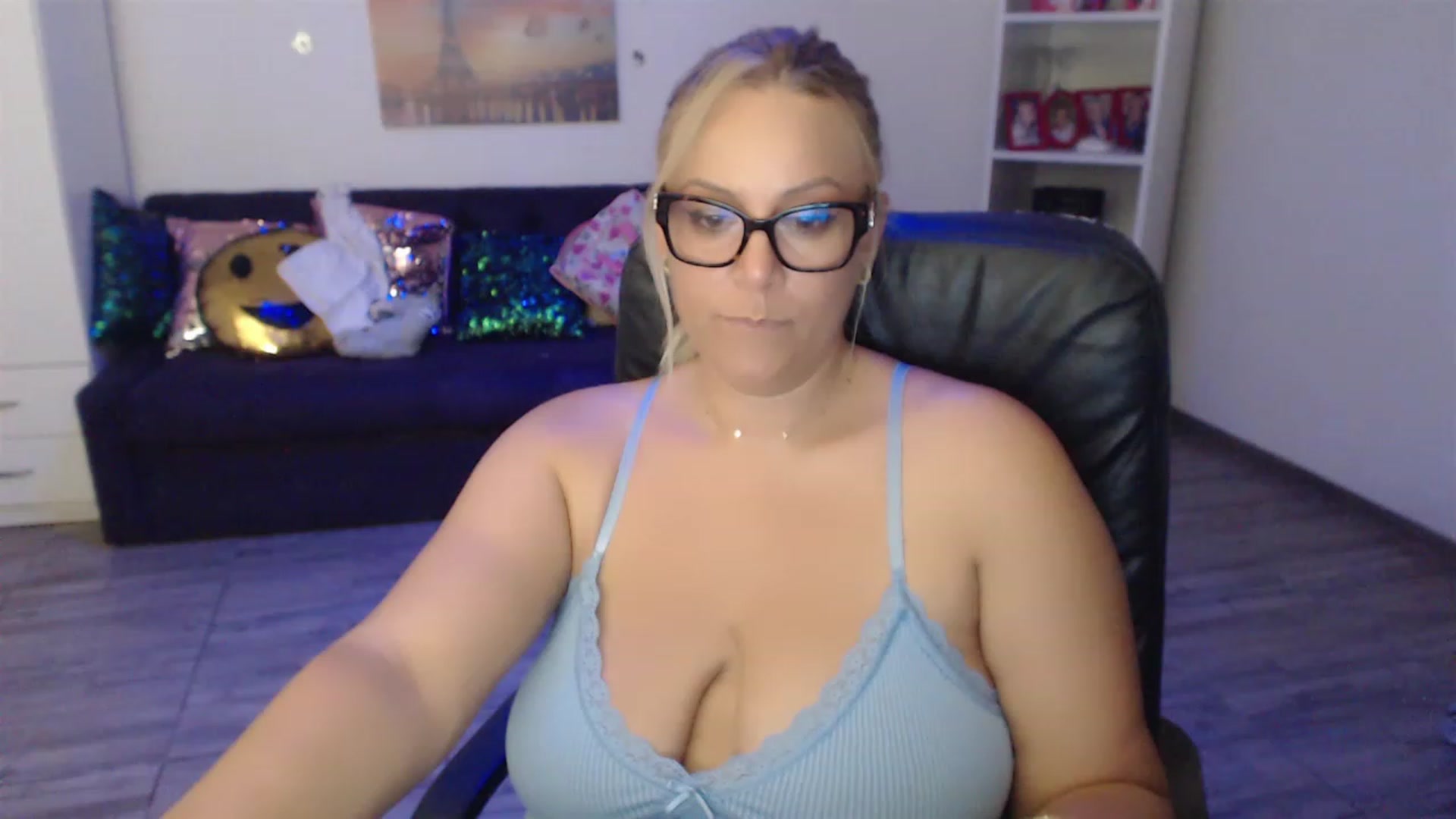 Gallery image thumbnail from A_baby_Boo's myfreecams stream on, 06/25/2023, 21:26 image 13 of 20
