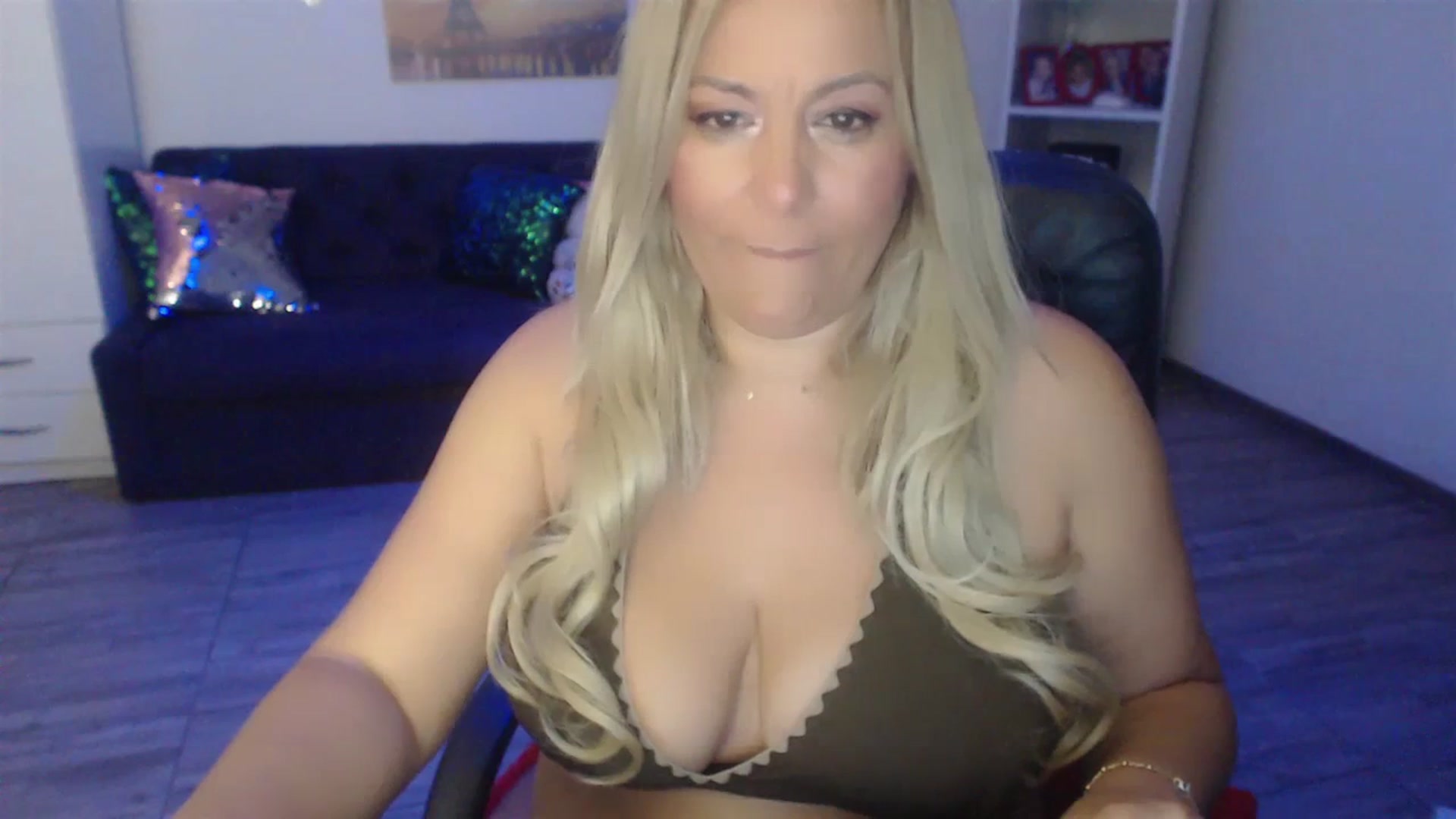 Gallery image thumbnail from A_baby_Boo's myfreecams stream on, 06/30/2023, 23:48 image 5 of 20