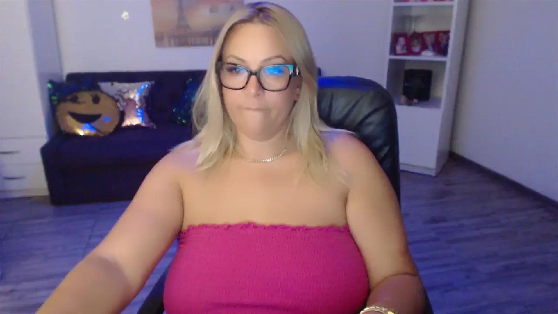 Gallery image thumbnail from A_baby_Boo's myfreecams stream on, 07/31/2023, 22:48 image 7 of 20