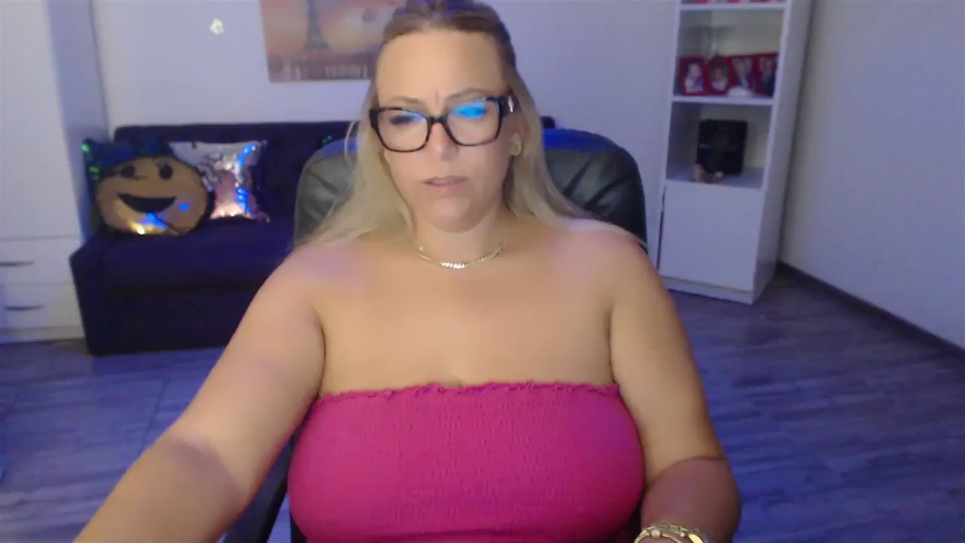 Gallery image thumbnail from A_baby_Boo's myfreecams stream on, 07/31/2023, 22:48 image 17 of 20