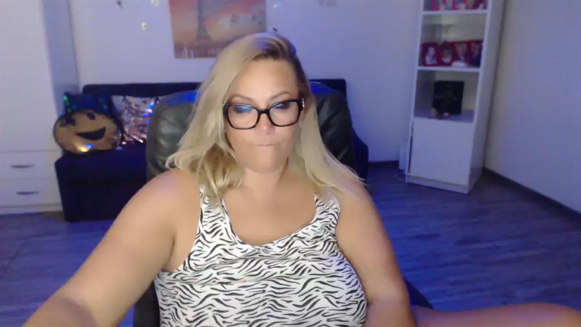 Gallery image thumbnail from A_baby_Boo's myfreecams stream on, 08/03/2023, 15:55 image 1 of 20