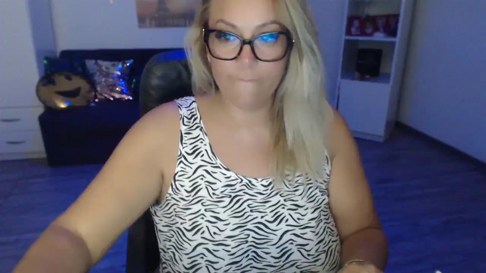 Gallery image thumbnail from A_baby_Boo's myfreecams stream on, 08/03/2023, 15:55 image 15 of 20