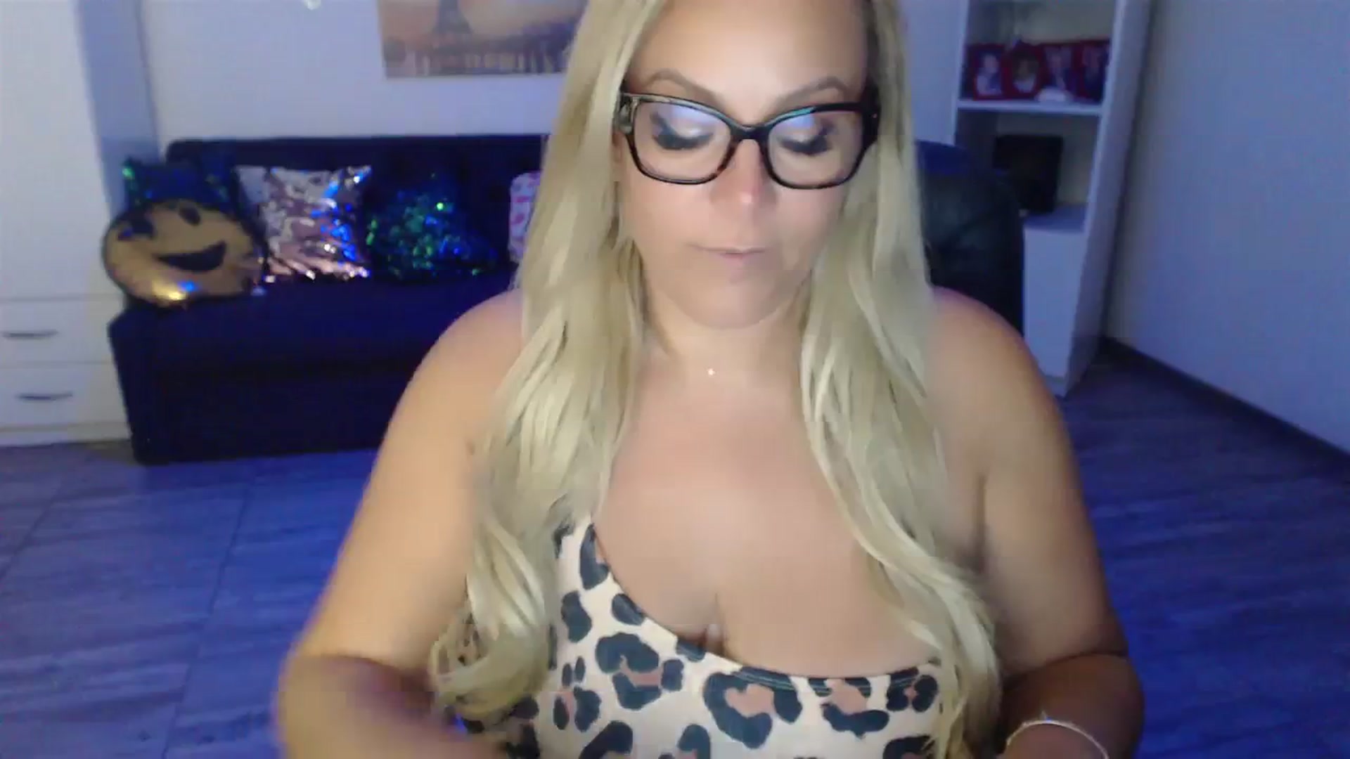 Gallery image thumbnail from A_baby_Boo's myfreecams stream on, 08/03/2023, 20:20 image 11 of 20