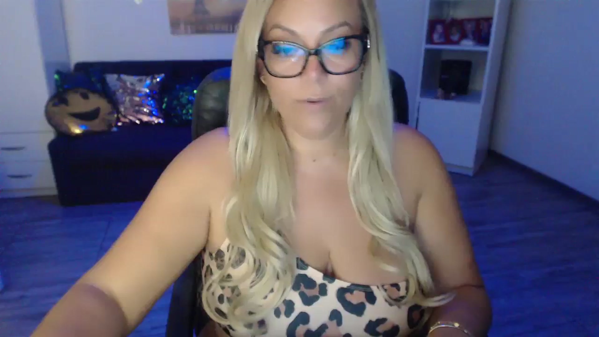 Gallery image thumbnail from A_baby_Boo's myfreecams stream on, 08/03/2023, 20:20 image 18 of 20
