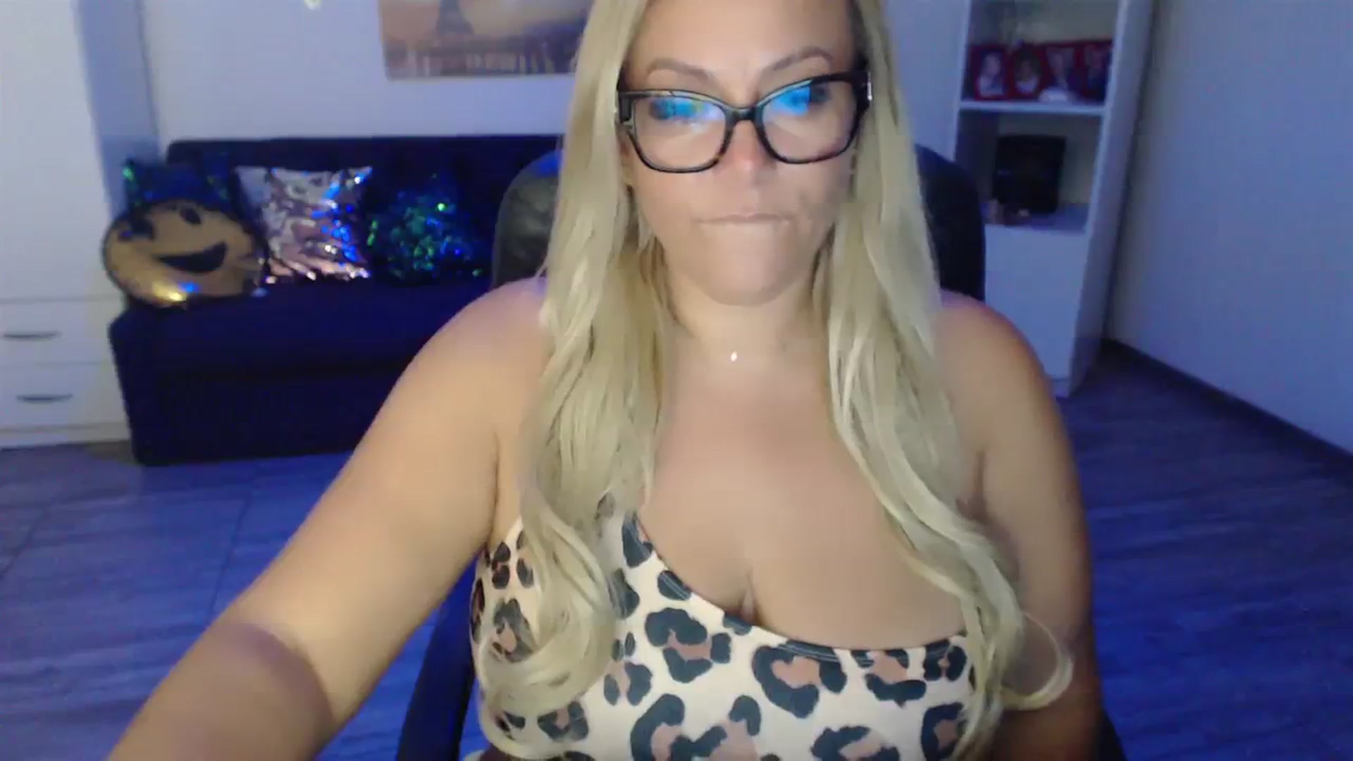 Gallery image thumbnail from A_baby_Boo's myfreecams stream on, 08/03/2023, 20:20 image 12 of 20