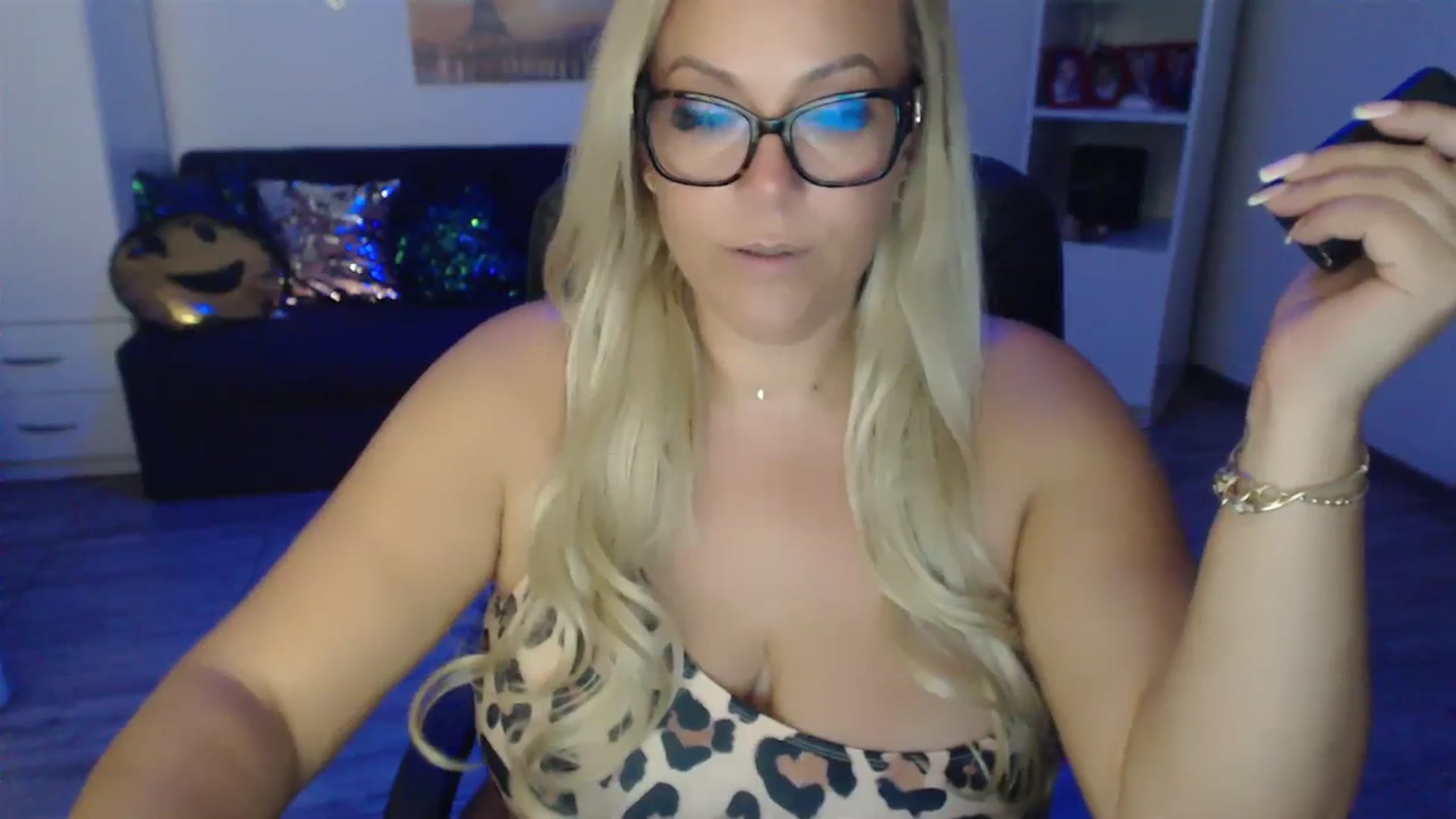 Gallery image thumbnail from A_baby_Boo's myfreecams stream on, 08/03/2023, 20:20 image 14 of 20
