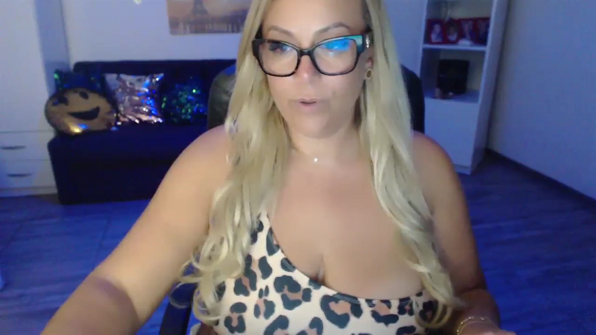 Gallery image thumbnail from A_baby_Boo's myfreecams stream on, 08/03/2023, 20:20 image 19 of 20
