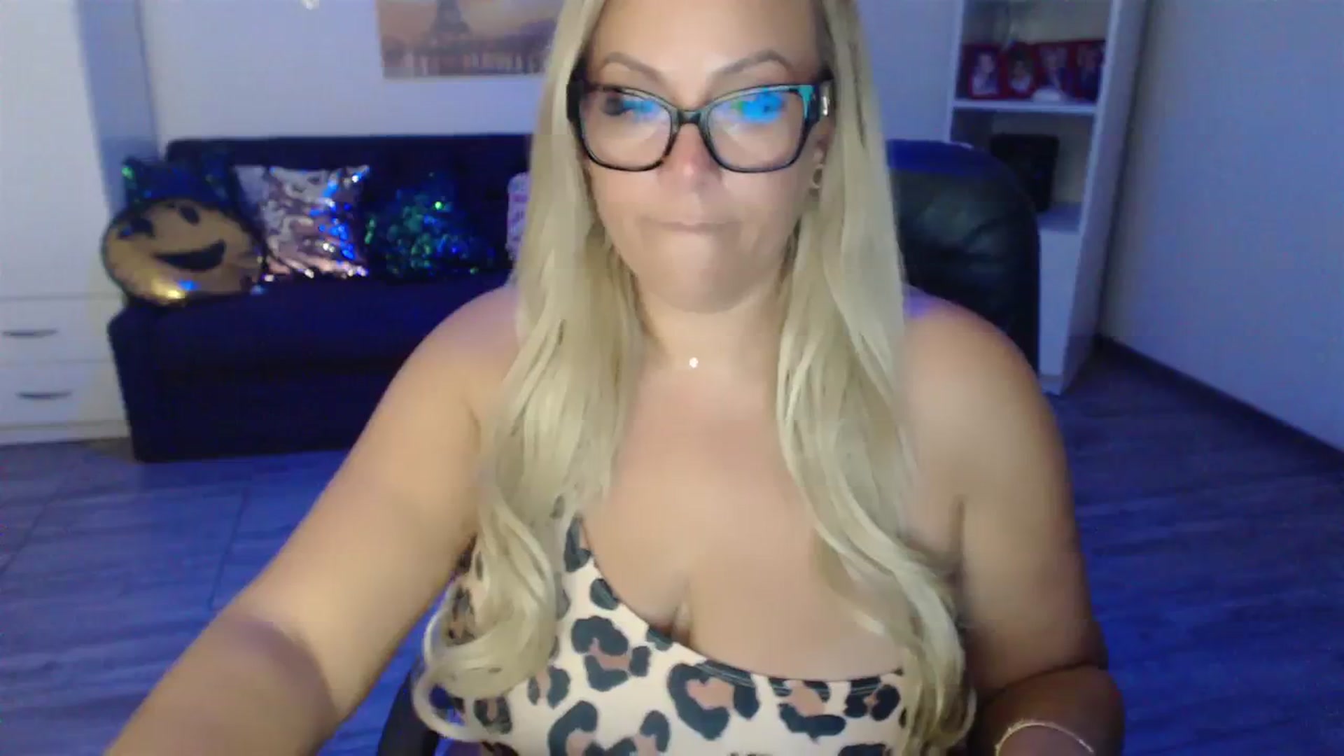 Gallery image thumbnail from A_baby_Boo's myfreecams stream on, 08/03/2023, 20:20 image 13 of 20