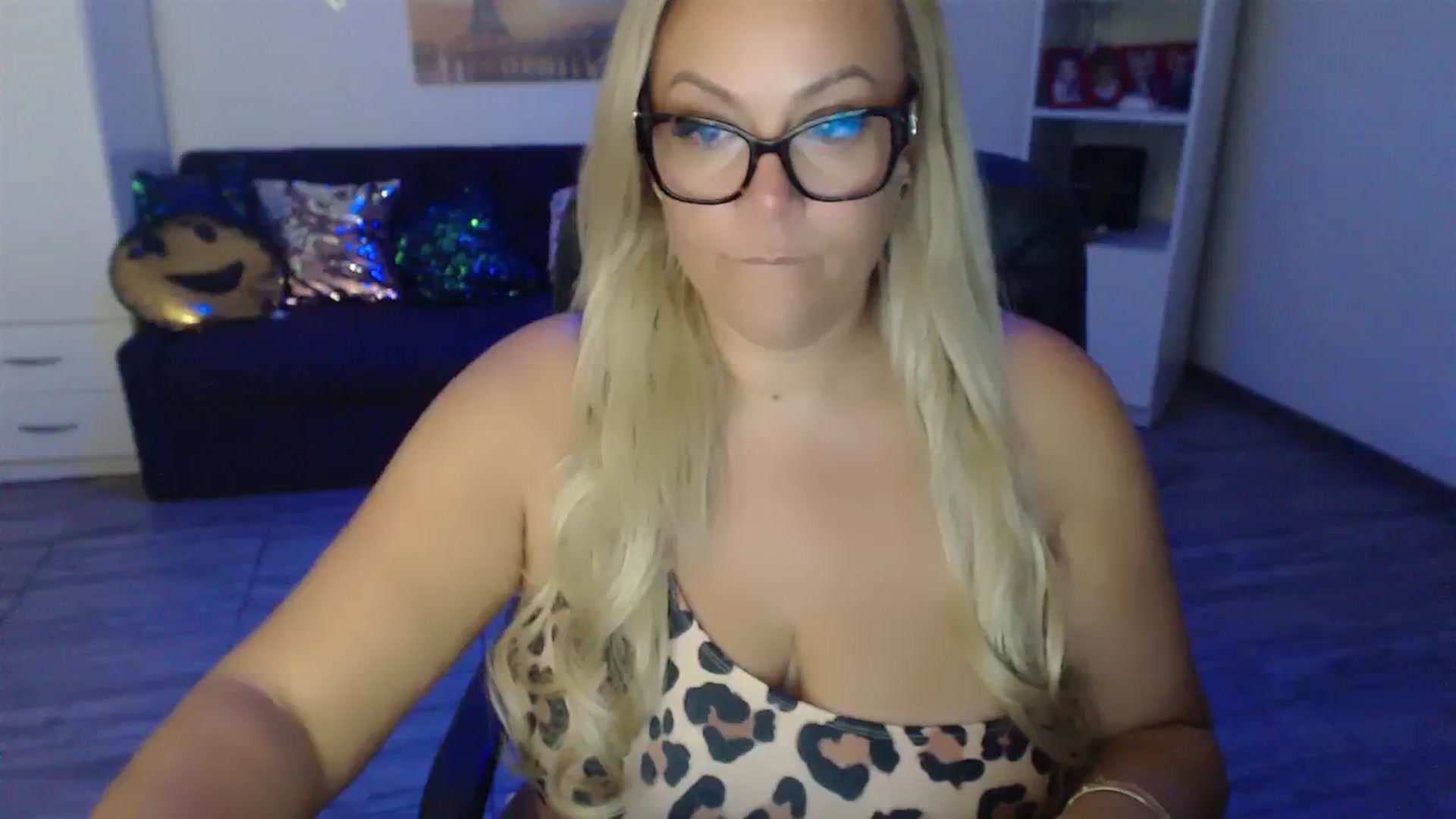 Gallery image thumbnail from A_baby_Boo's myfreecams stream on, 08/03/2023, 20:20 image 6 of 20