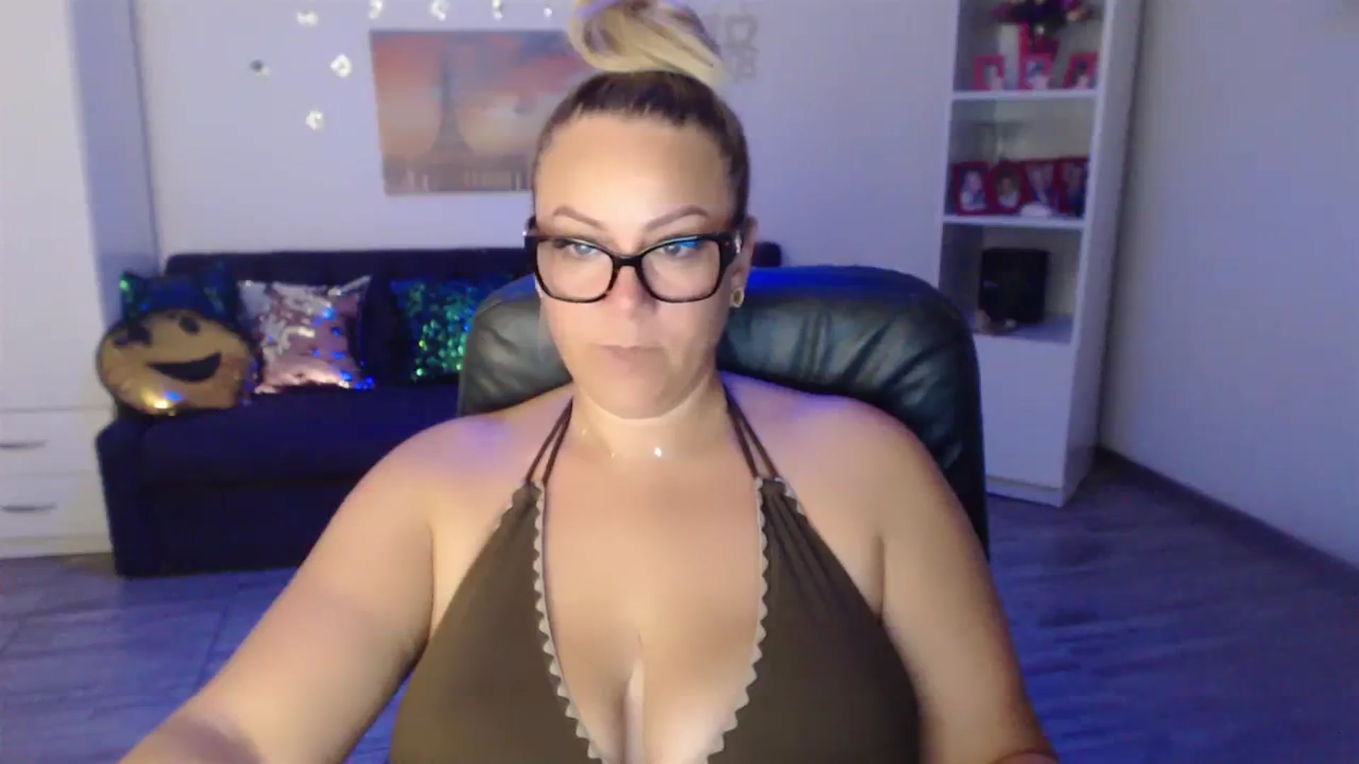 Gallery image thumbnail from A_baby_Boo's myfreecams stream on, 08/06/2023, 19:29 image 7 of 20