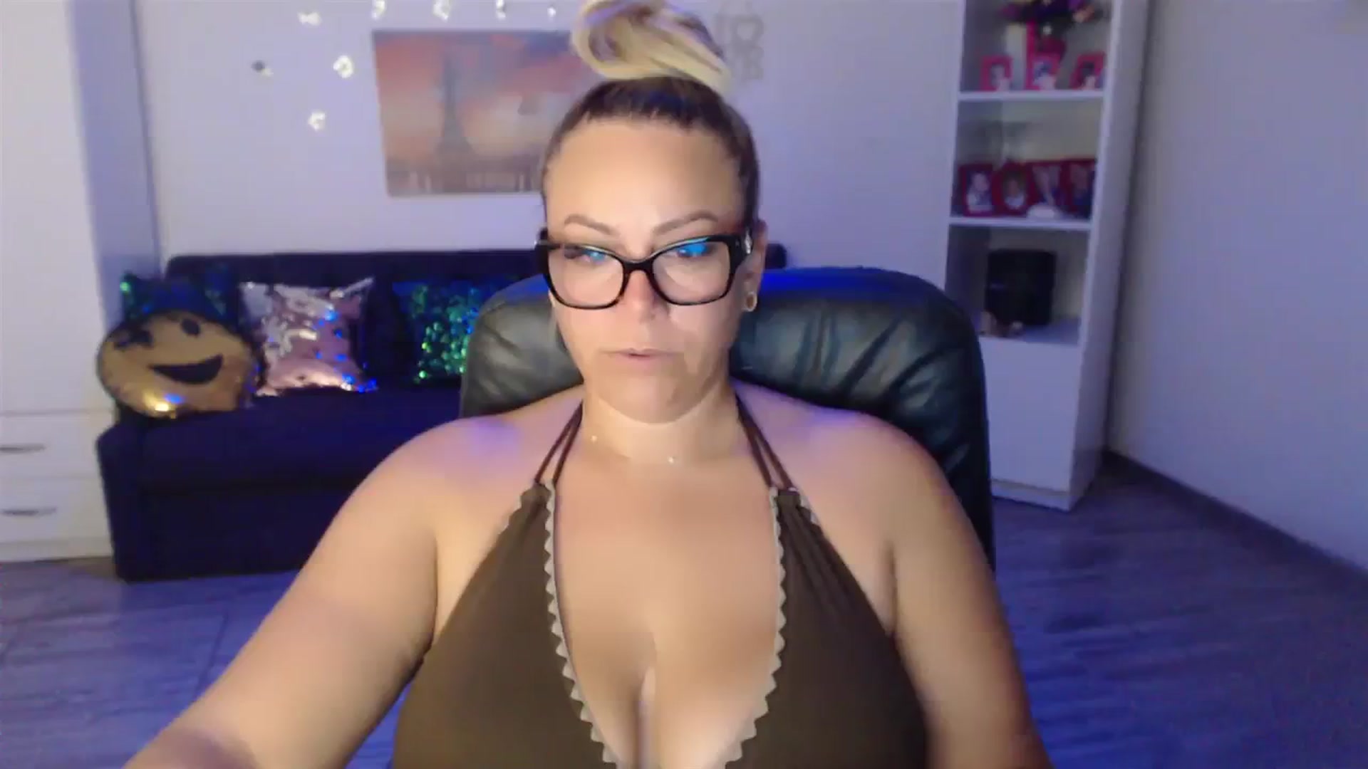 Gallery image thumbnail from A_baby_Boo's myfreecams stream on, 08/06/2023, 19:29 image 11 of 20