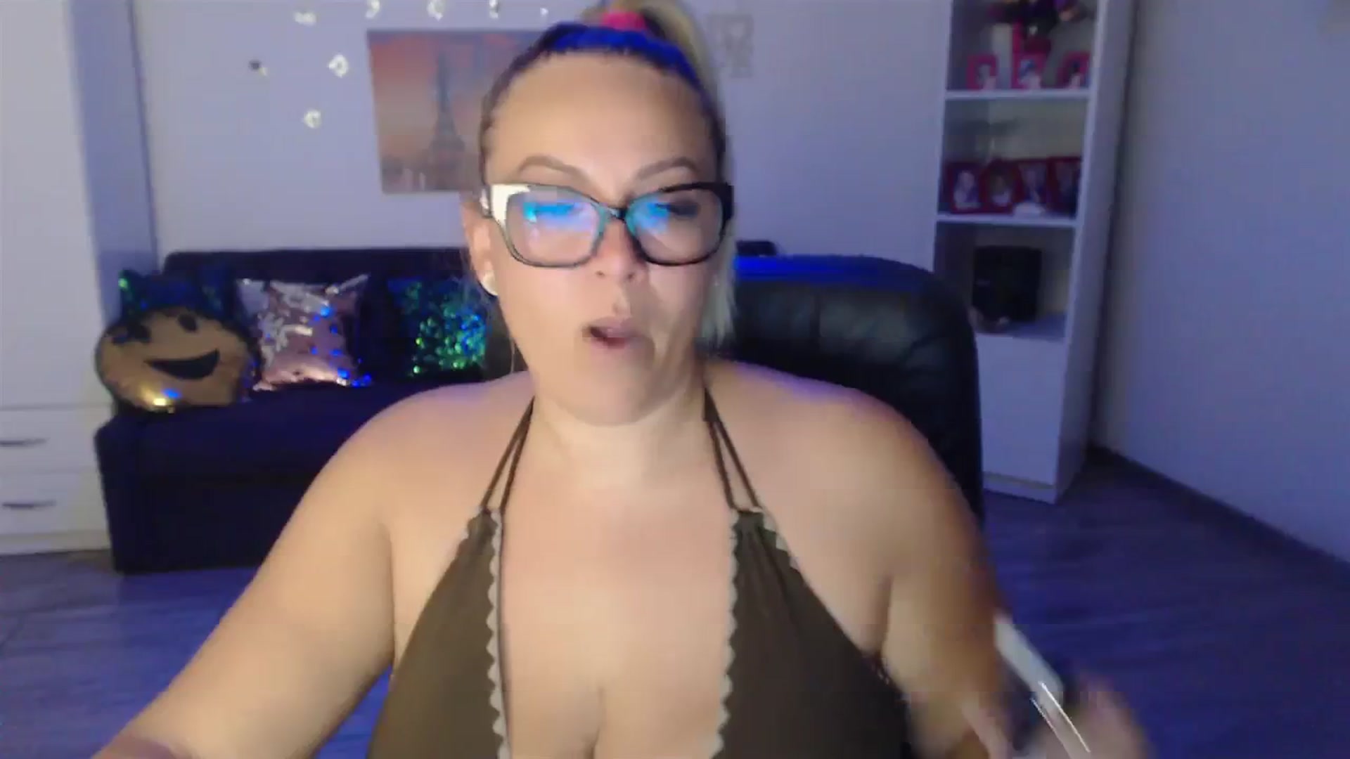 Gallery image thumbnail from A_baby_Boo's myfreecams stream on, 08/06/2023, 19:29 image 4 of 20
