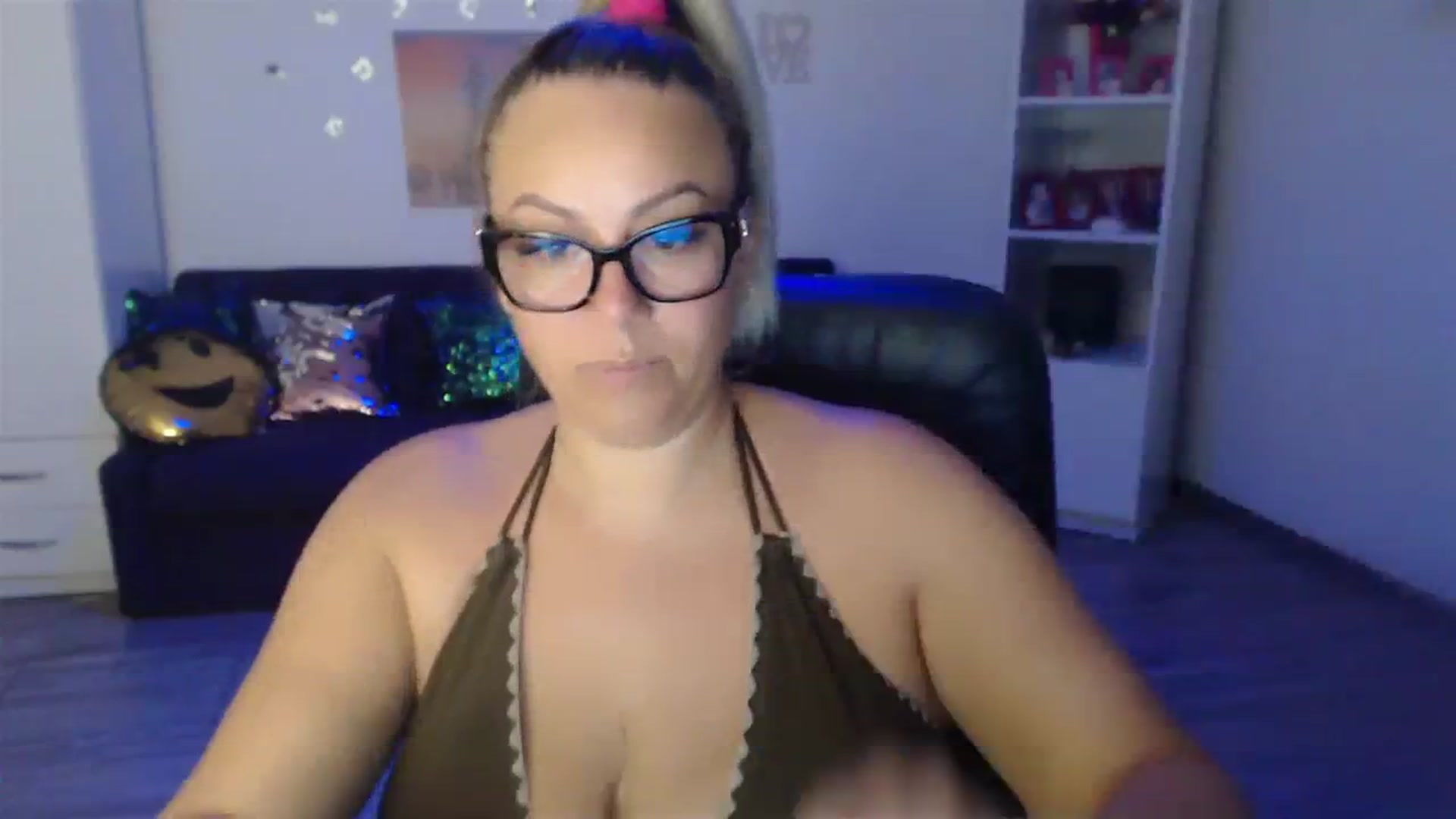Gallery image thumbnail from A_baby_Boo's myfreecams stream on, 08/06/2023, 19:29 image 3 of 20