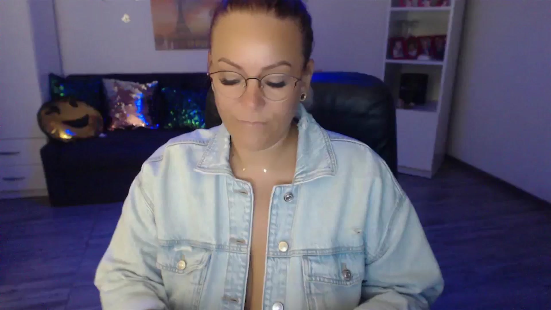 Gallery image thumbnail from A_baby_Boo's myfreecams stream on, 08/13/2023, 14:45 image 9 of 20