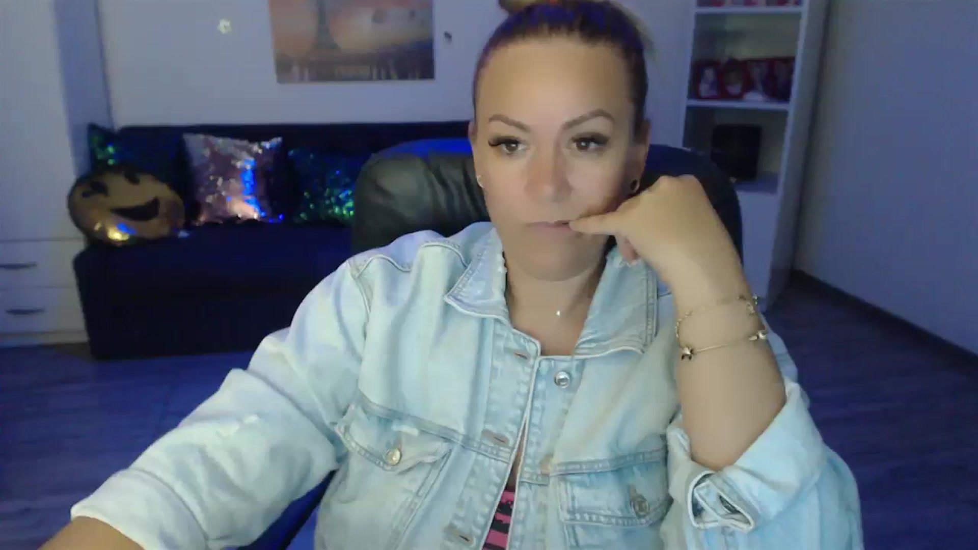 Gallery image thumbnail from A_baby_Boo's myfreecams stream on, 08/13/2023, 19:40 image 16 of 20