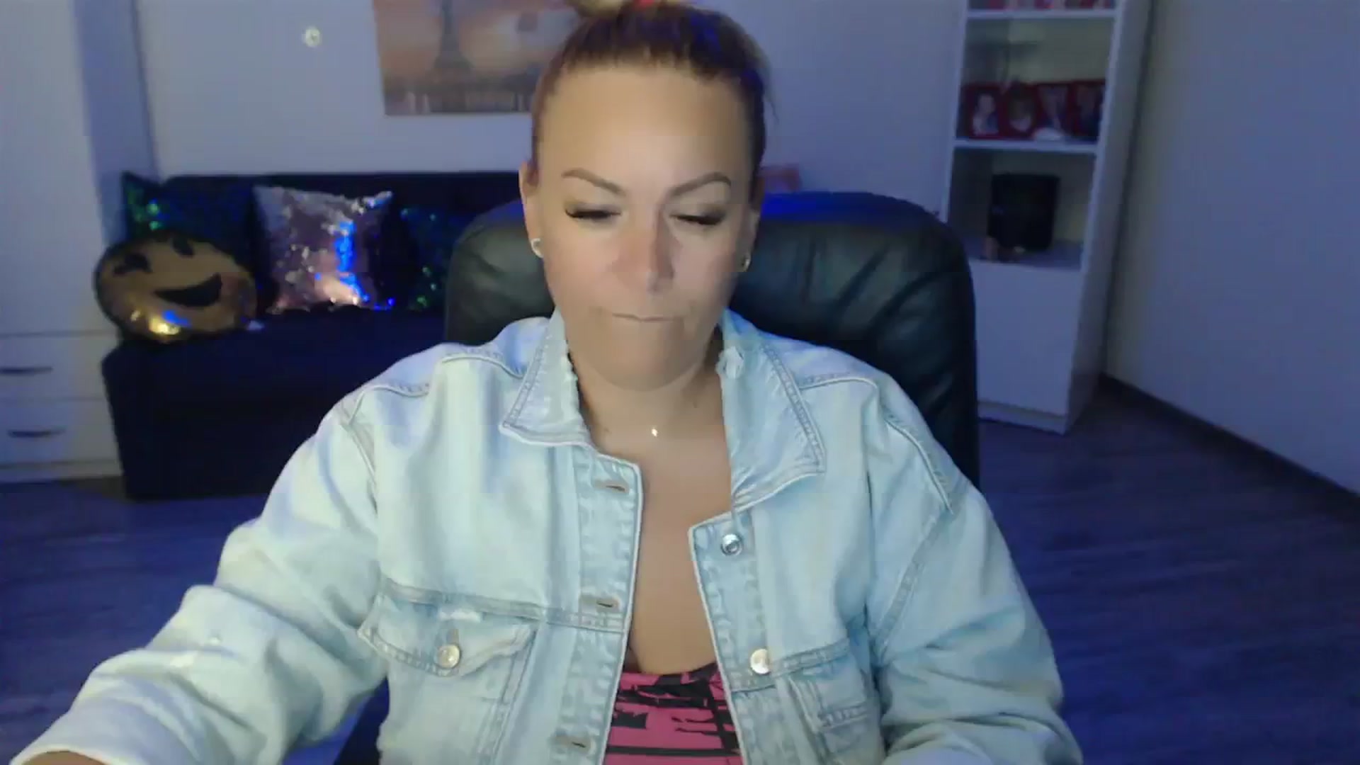 Gallery image thumbnail from A_baby_Boo's myfreecams stream on, 08/13/2023, 19:40 image 10 of 20