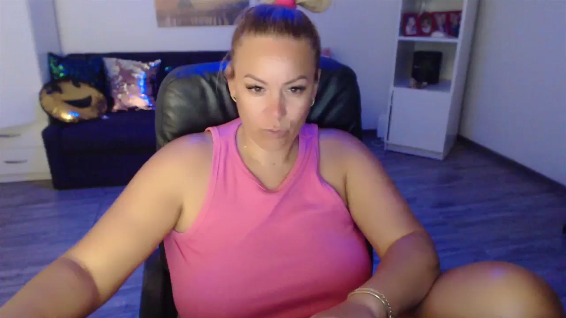 Gallery image thumbnail from A_baby_Boo's myfreecams stream on, 08/16/2023, 23:54 image 13 of 20