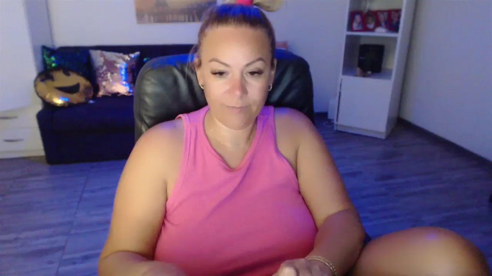 Gallery image thumbnail from A_baby_Boo's myfreecams stream on, 08/16/2023, 23:54 image 14 of 20