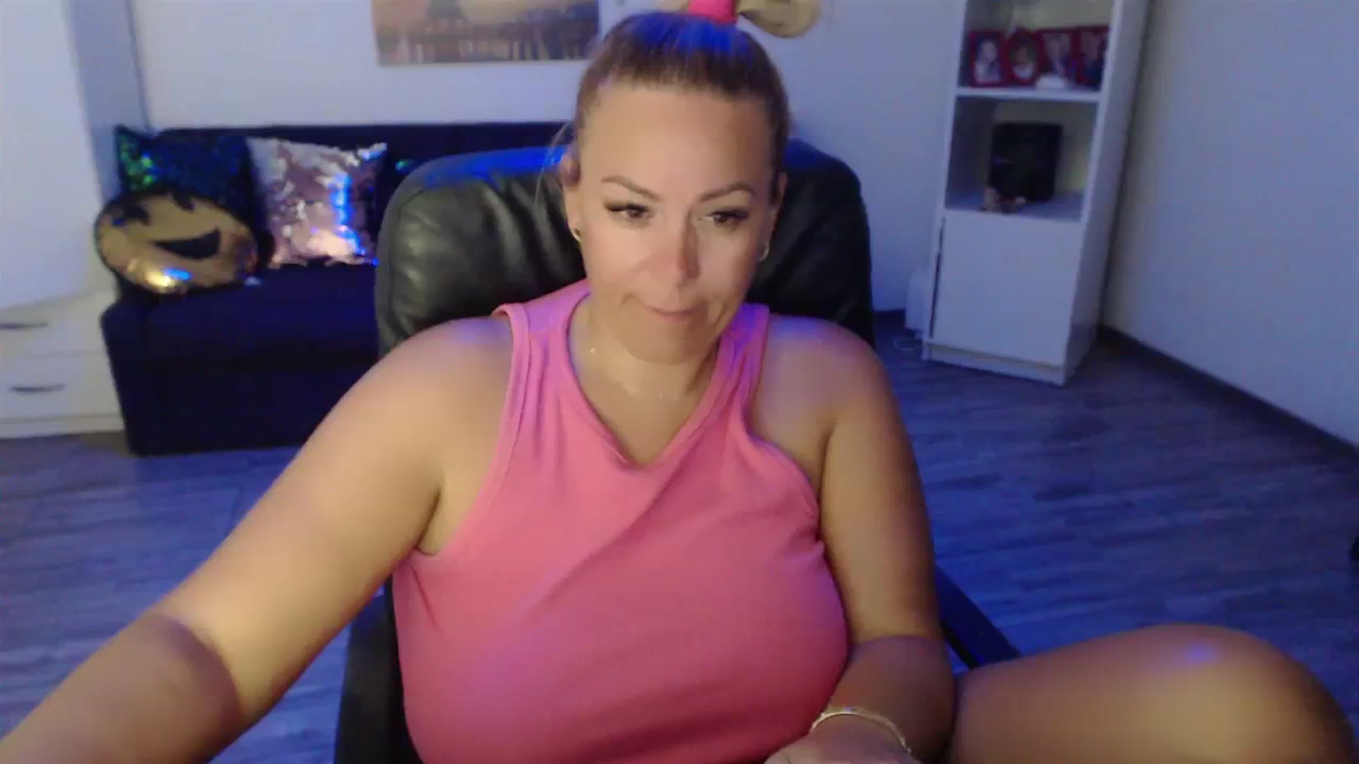 Gallery image thumbnail from A_baby_Boo's myfreecams stream on, 08/16/2023, 23:54 image 12 of 20