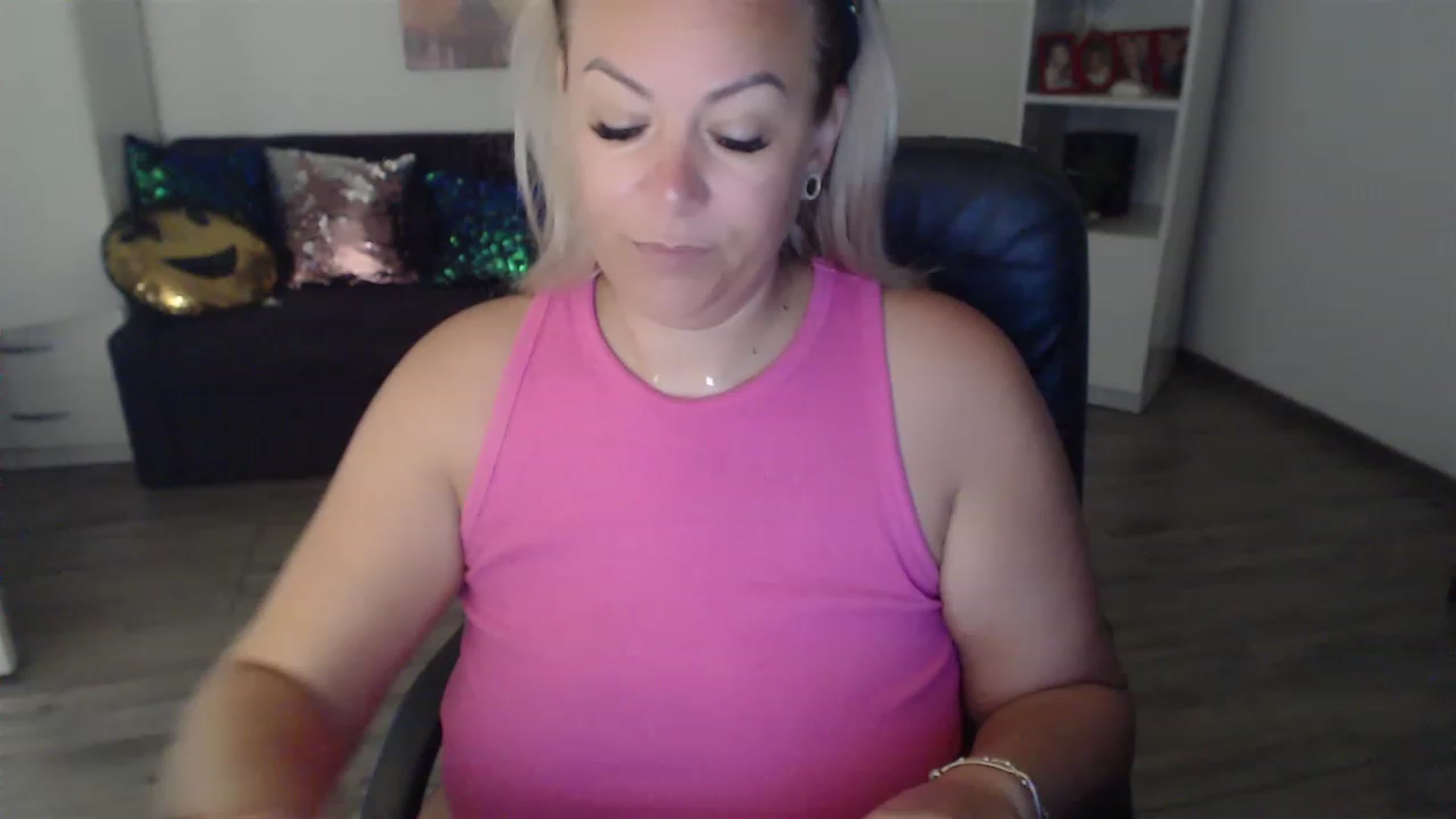 Gallery image thumbnail from A_baby_Boo's myfreecams stream on, 08/17/2023, 08:18 image 14 of 20
