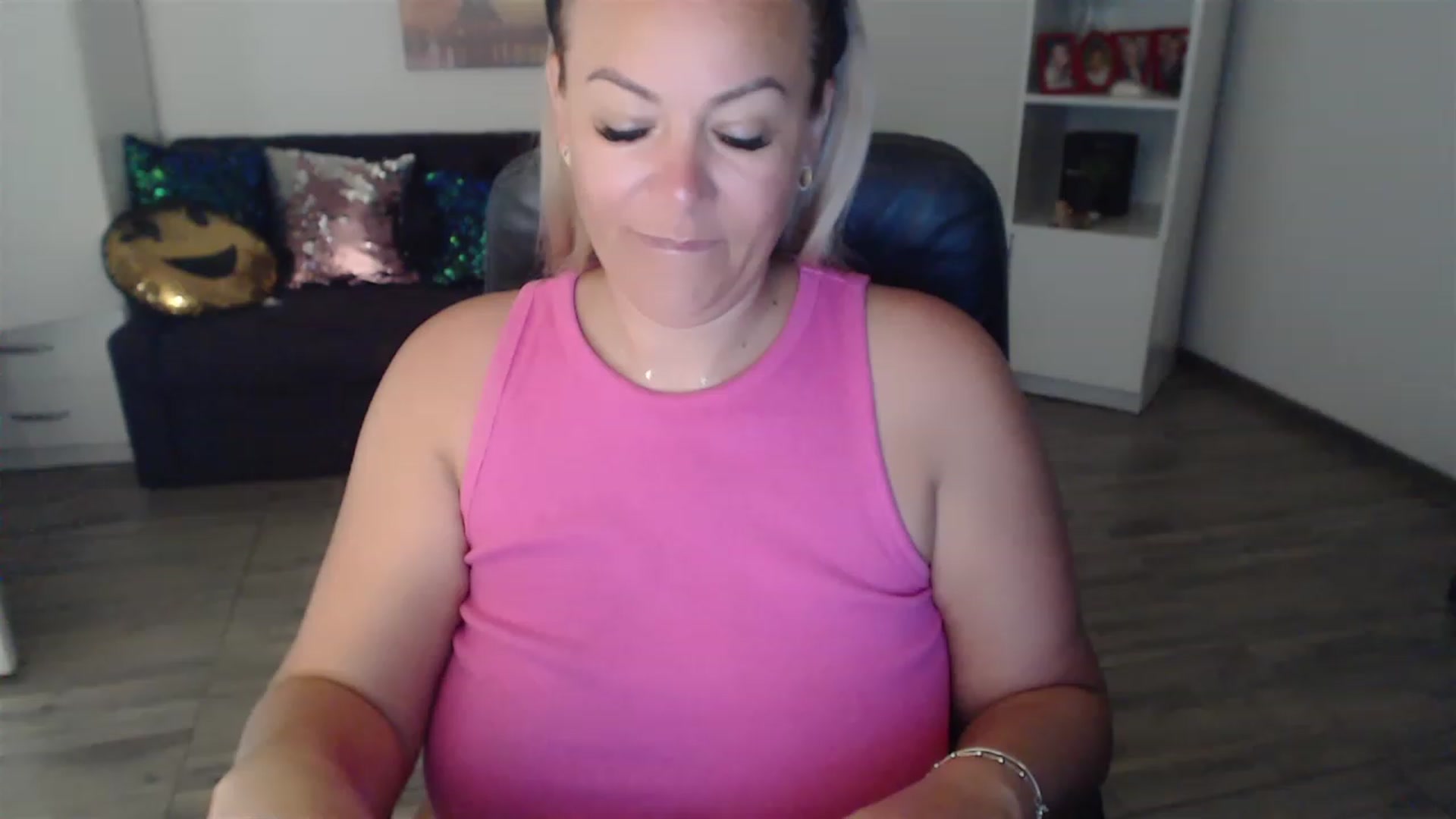 Gallery image thumbnail from A_baby_Boo's myfreecams stream on, 08/17/2023, 08:18 image 13 of 20