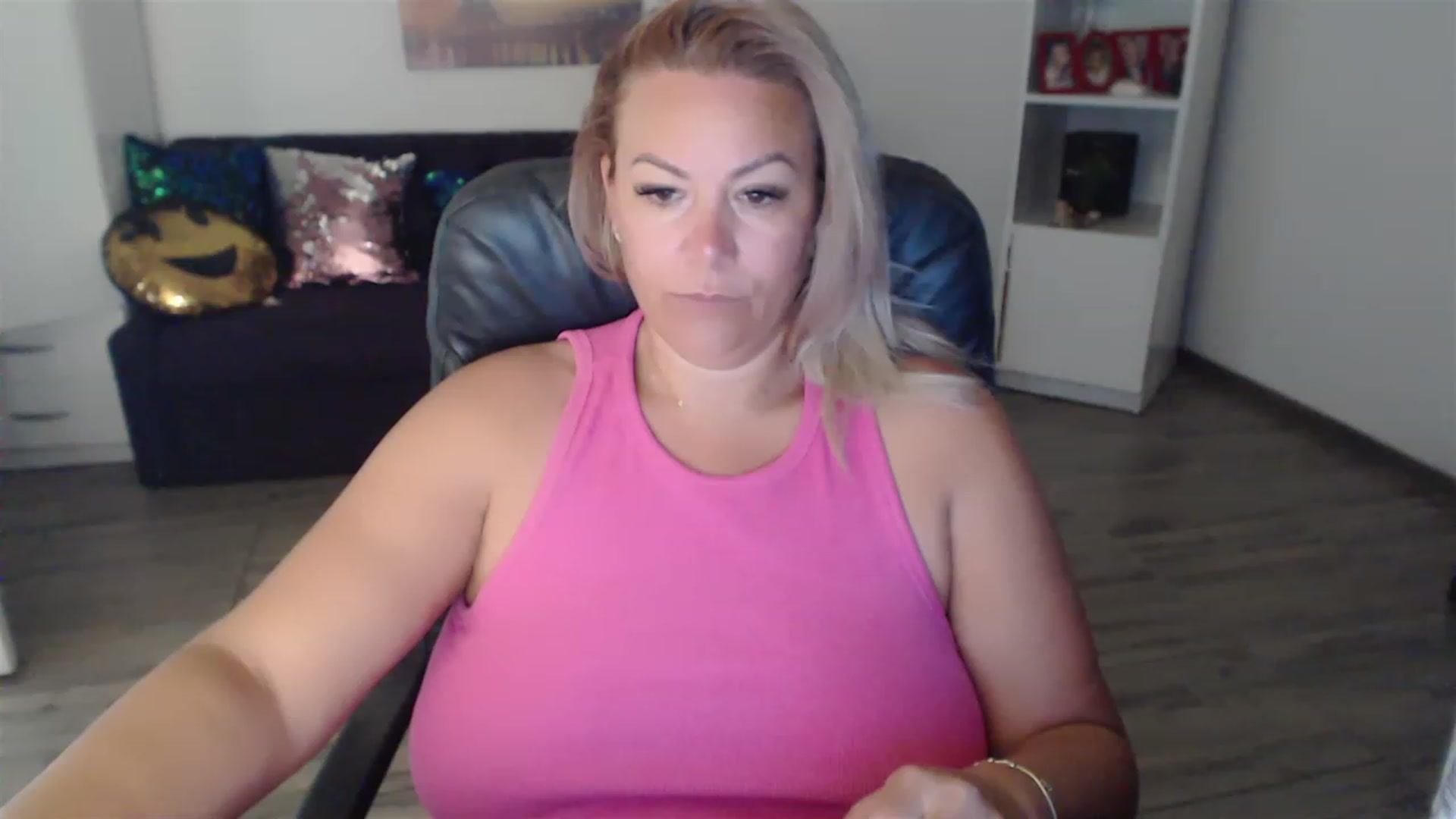 Gallery image thumbnail from A_baby_Boo's myfreecams stream on, 08/17/2023, 08:18 image 7 of 20