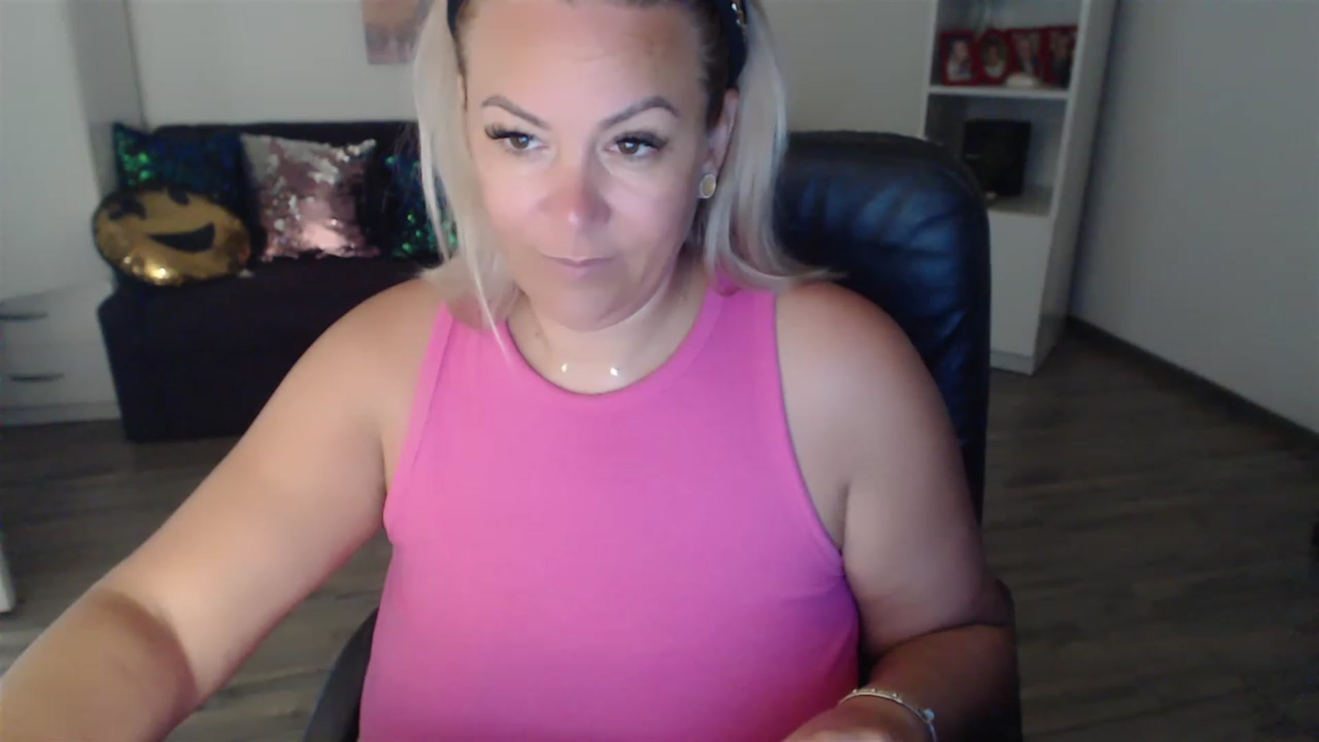 Gallery image thumbnail from A_baby_Boo's myfreecams stream on, 08/17/2023, 08:18 image 19 of 20