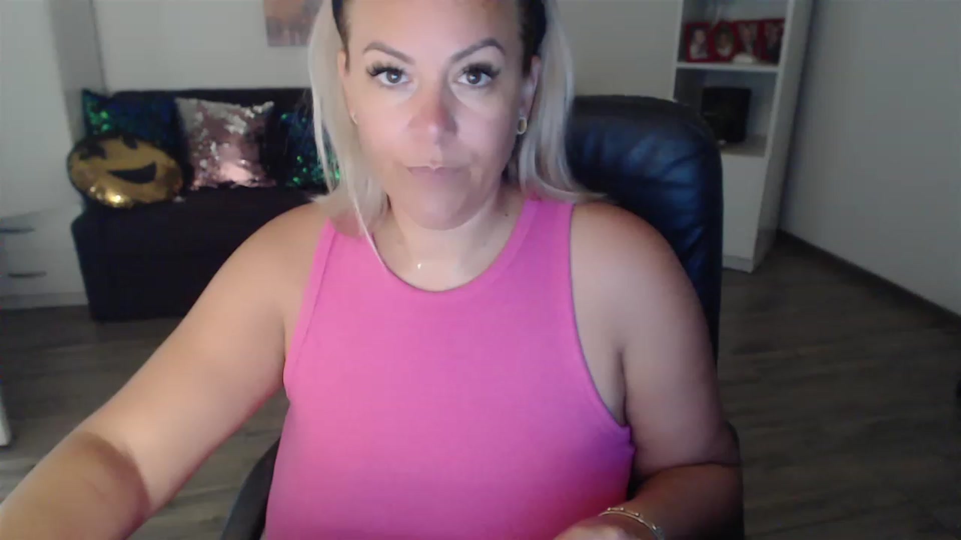 Gallery image thumbnail from A_baby_Boo's myfreecams stream on, 08/17/2023, 08:18 image 18 of 20