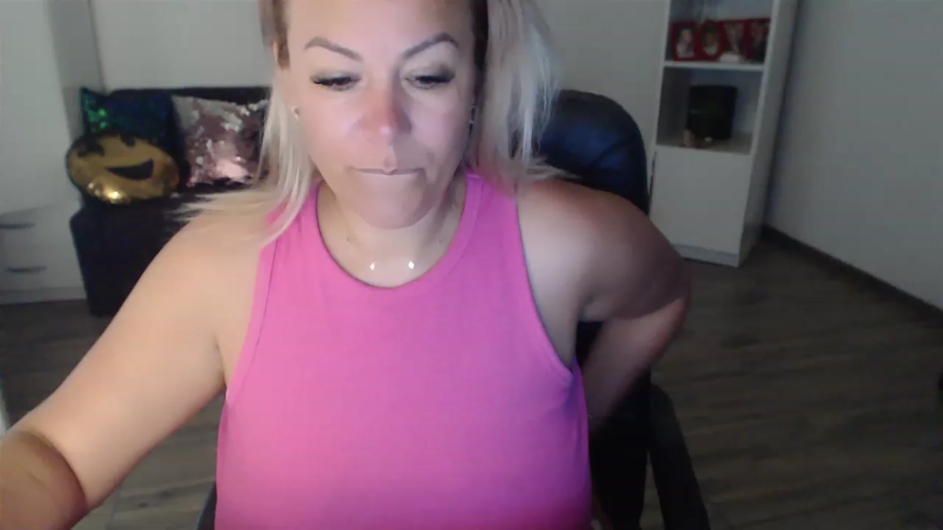 Gallery image thumbnail from A_baby_Boo's myfreecams stream on, 08/17/2023, 08:18 image 12 of 20