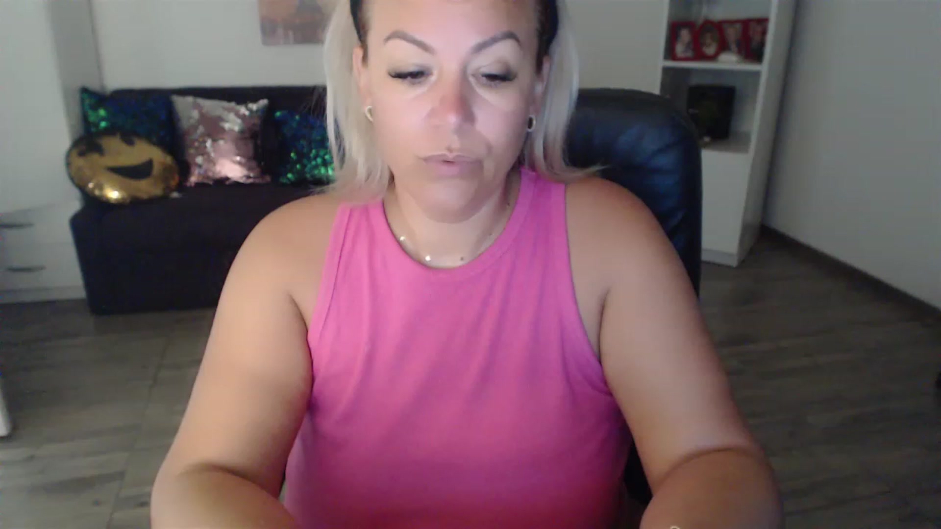 Gallery image thumbnail from A_baby_Boo's myfreecams stream on, 08/17/2023, 08:18 image 15 of 20