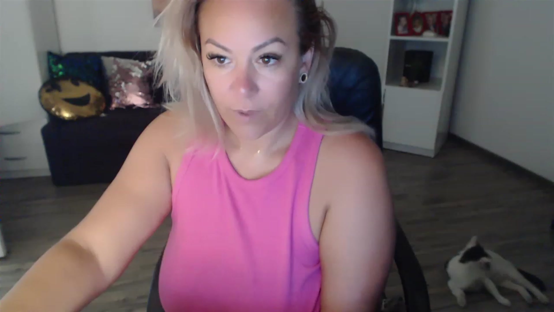 Gallery image thumbnail from A_baby_Boo's myfreecams stream on, 08/17/2023, 08:18 image 10 of 20