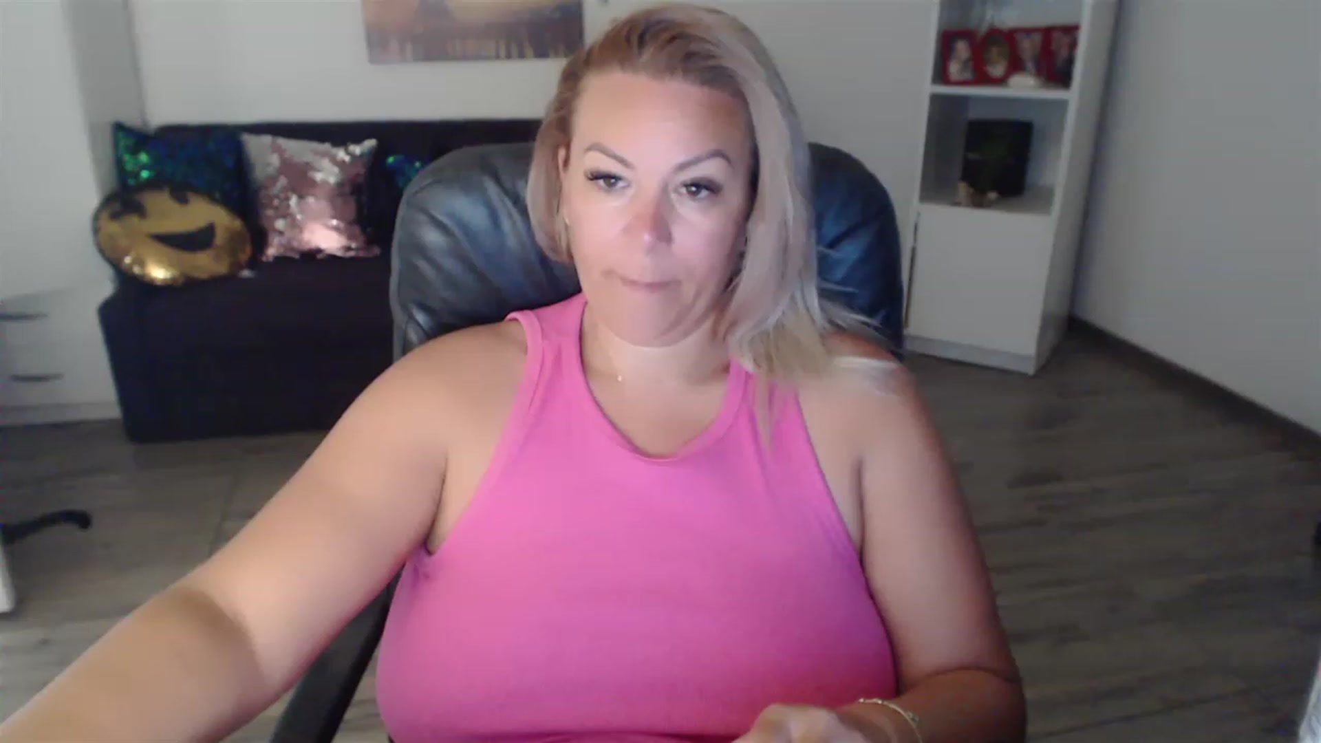 Gallery image thumbnail from A_baby_Boo's myfreecams stream on, 08/17/2023, 08:18 image 8 of 20