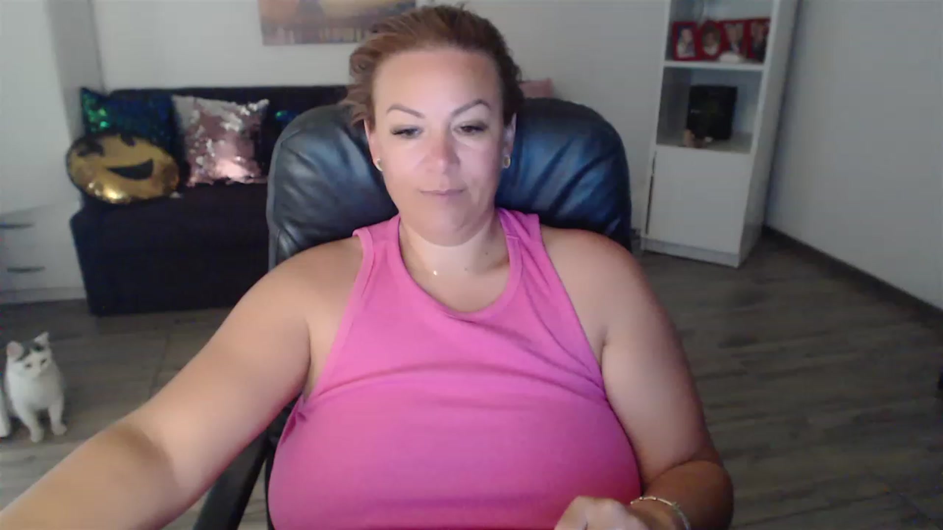 Gallery image thumbnail from A_baby_Boo's myfreecams stream on, 08/17/2023, 08:18 image 9 of 20