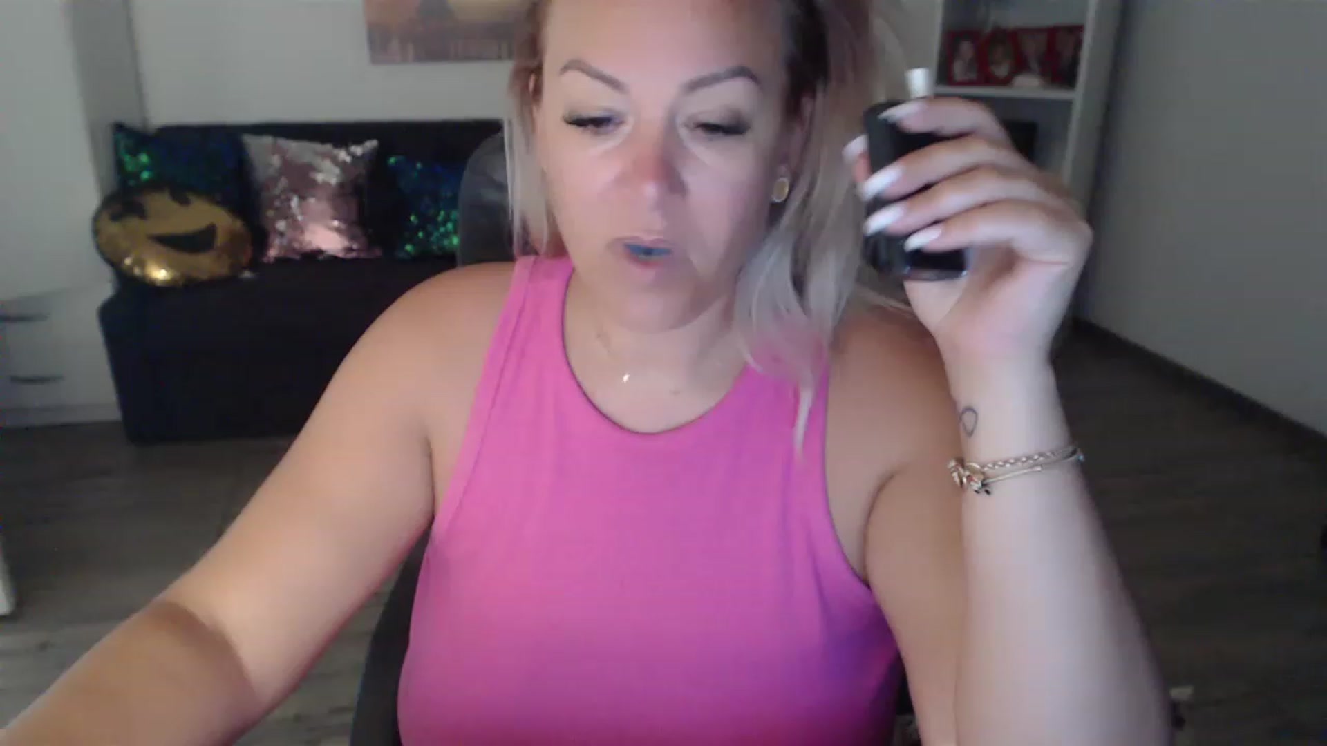 Gallery image thumbnail from A_baby_Boo's myfreecams stream on, 08/17/2023, 08:18 image 11 of 20