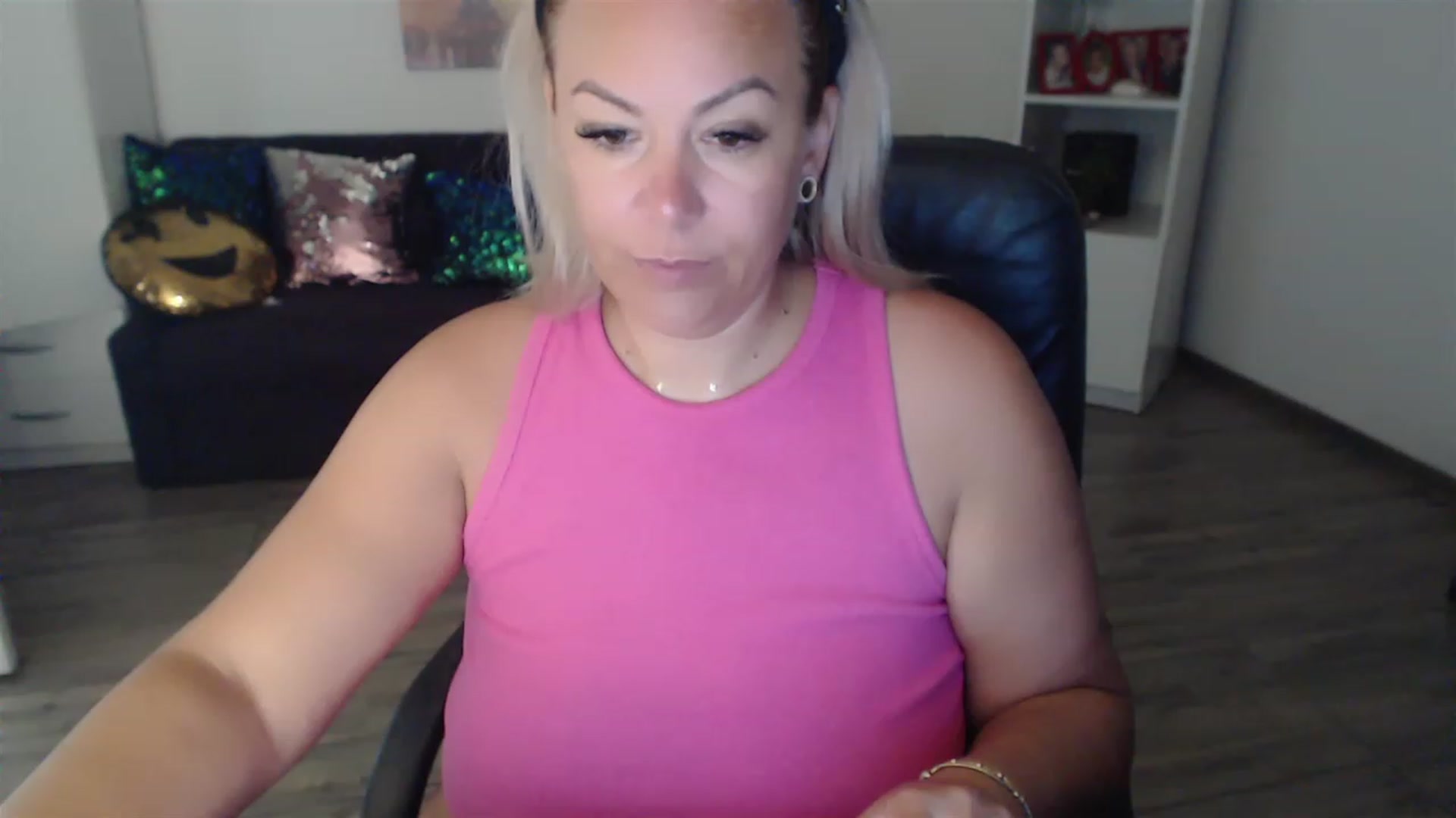 Gallery image thumbnail from A_baby_Boo's myfreecams stream on, 08/17/2023, 08:18 image 16 of 20