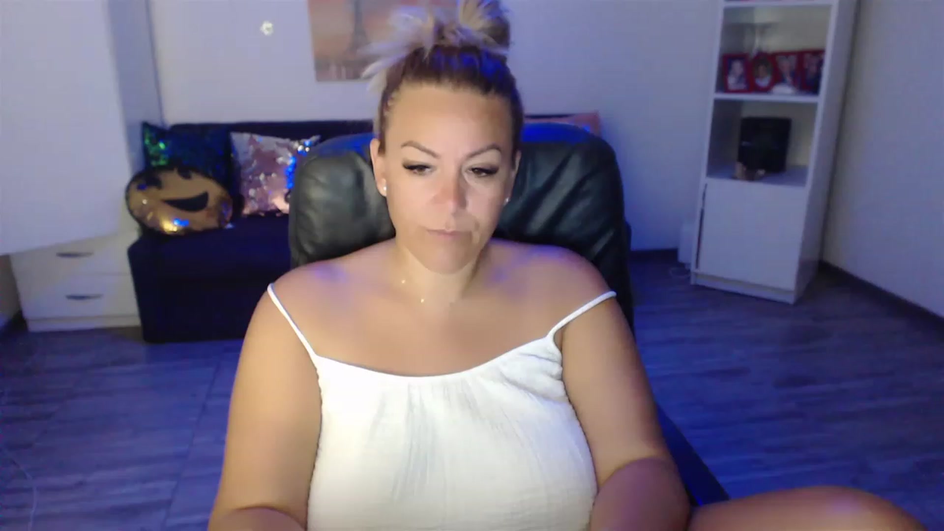 Gallery image thumbnail from A_baby_Boo's myfreecams stream on, 08/22/2023, 14:25 image 6 of 20