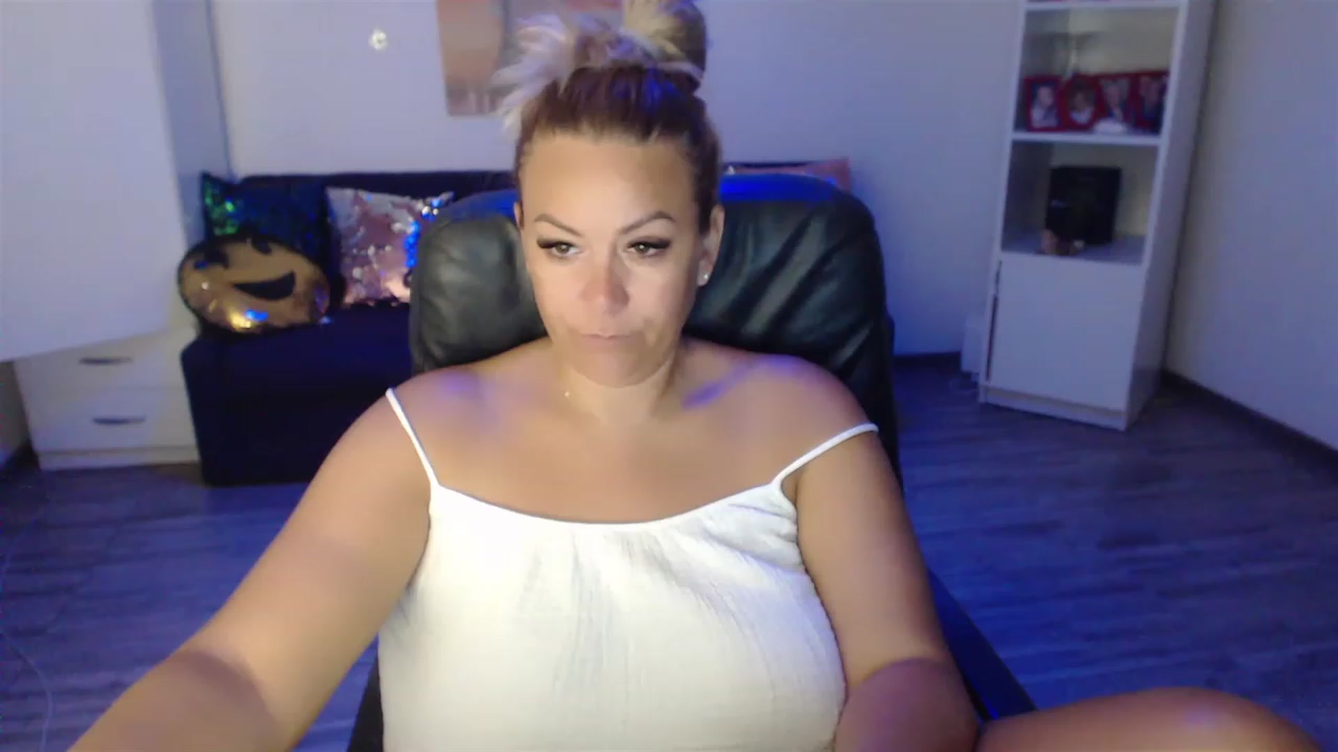 Gallery image thumbnail from A_baby_Boo's myfreecams stream on, 08/22/2023, 14:25 image 9 of 20