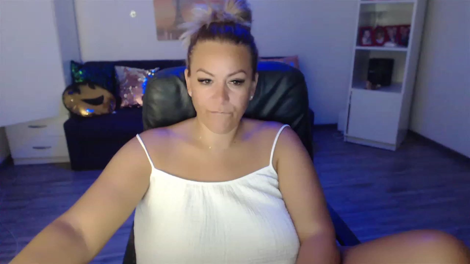 Gallery image thumbnail from A_baby_Boo's myfreecams stream on, 08/22/2023, 14:25 image 4 of 20